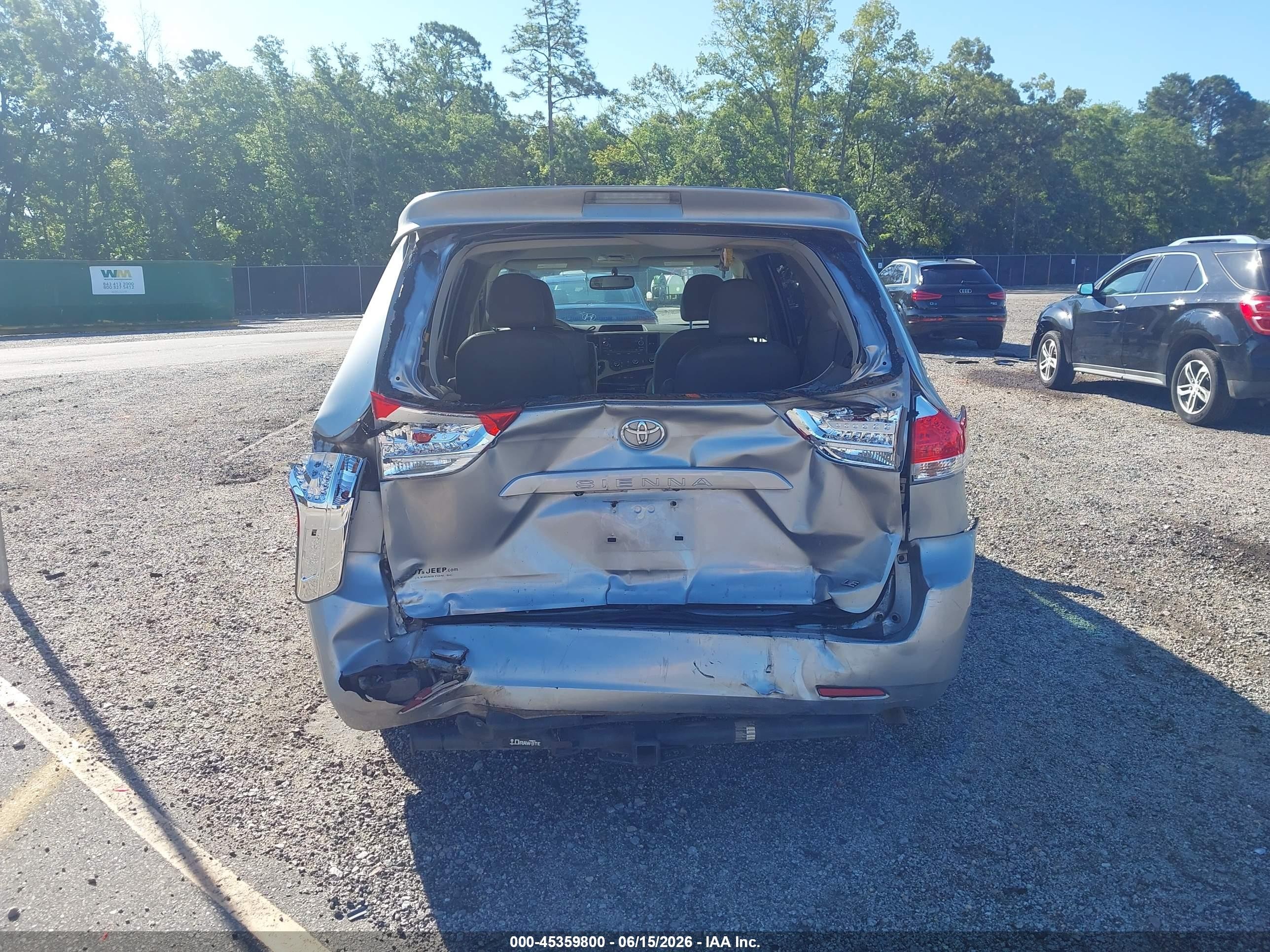 2011 Toyota Sienna Le V6 Silver vin: 5TDKK3DC7BS024000