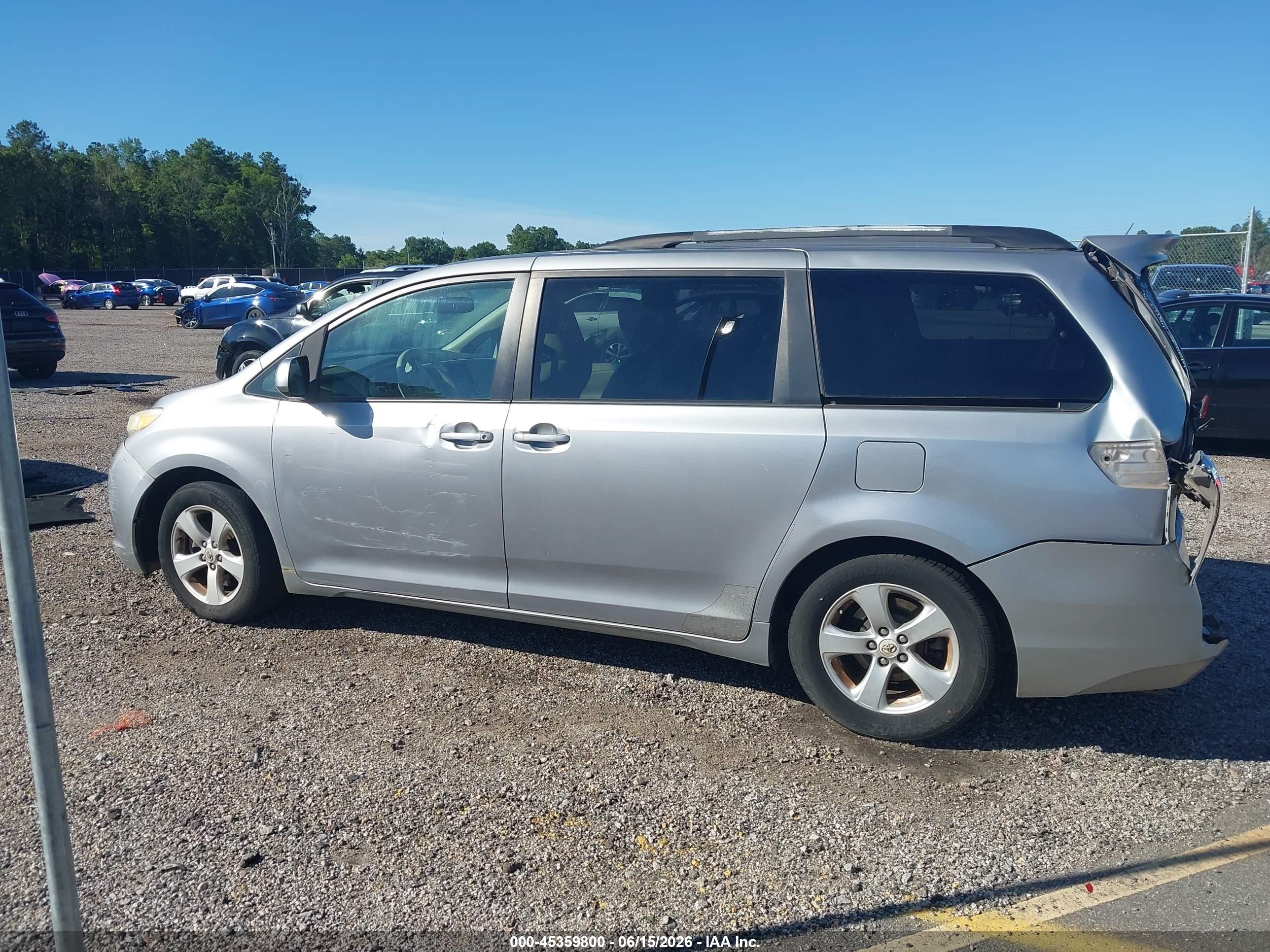 2011 Toyota Sienna Le V6 Silver vin: 5TDKK3DC7BS024000