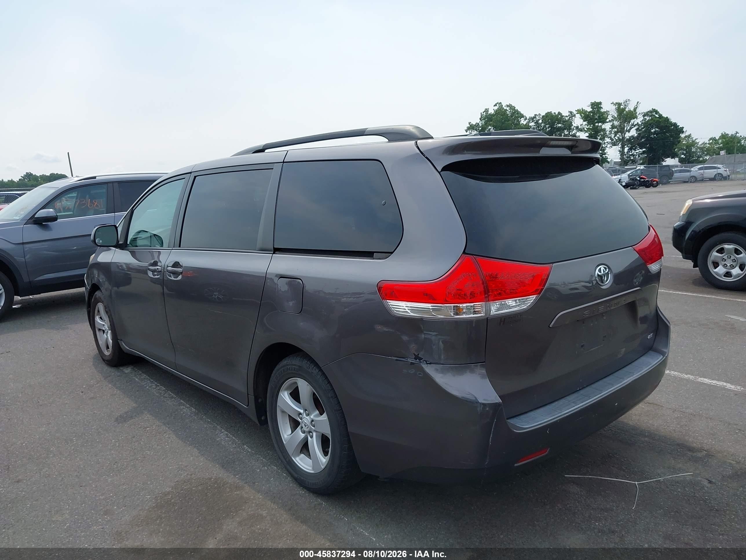 2011 Toyota Sienna Le V6 Gray vin: 5TDKK3DC7BS054095