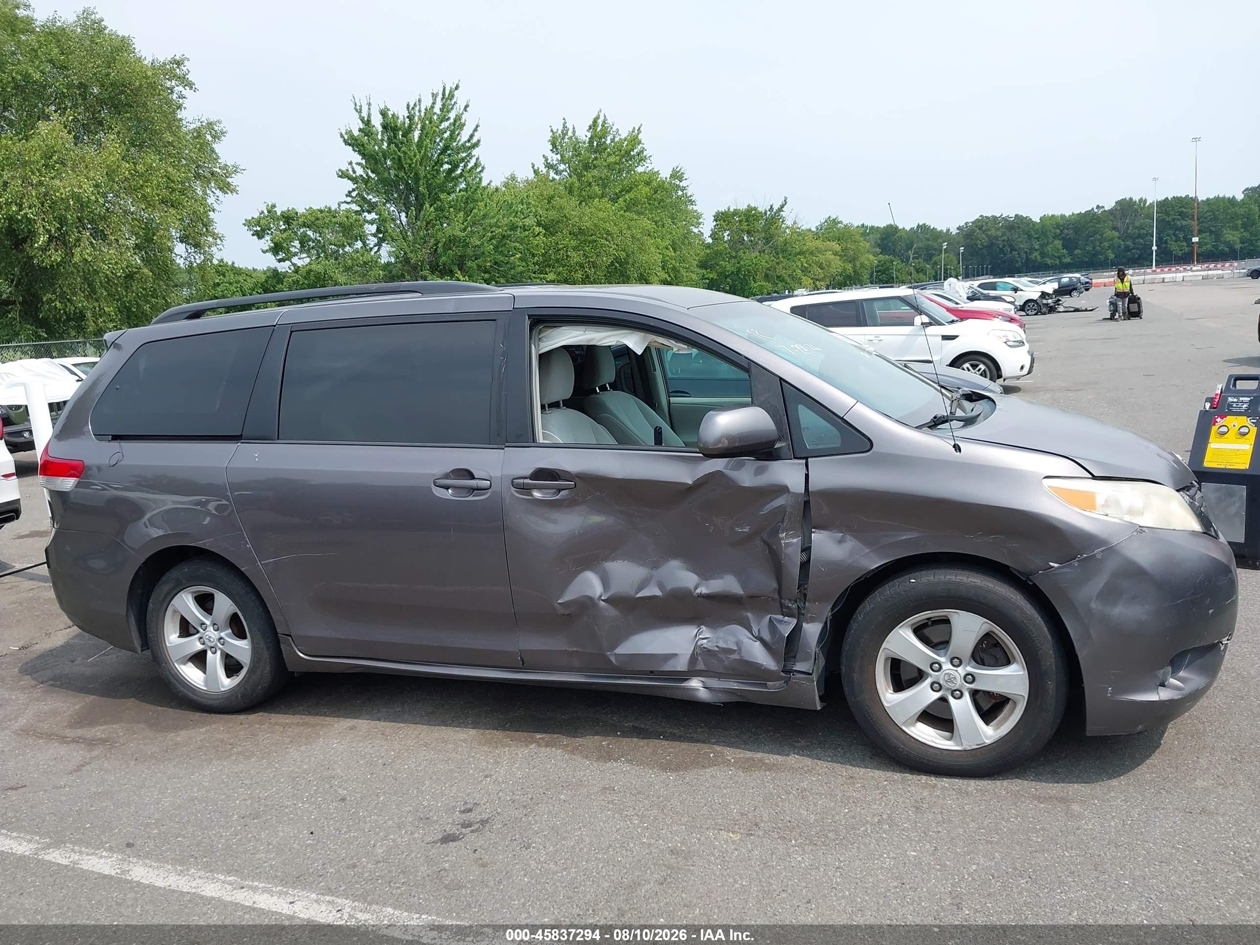 2011 Toyota Sienna Le V6 Gray vin: 5TDKK3DC7BS054095