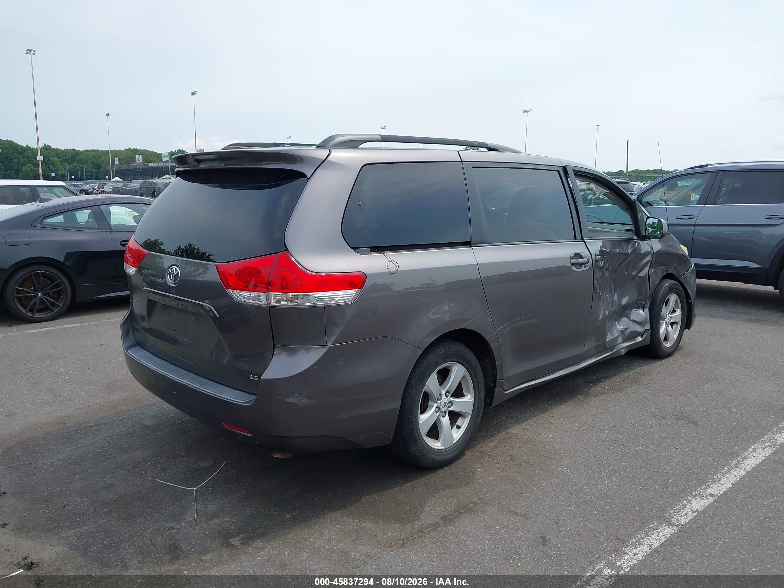 2011 Toyota Sienna Le V6 Gray vin: 5TDKK3DC7BS054095