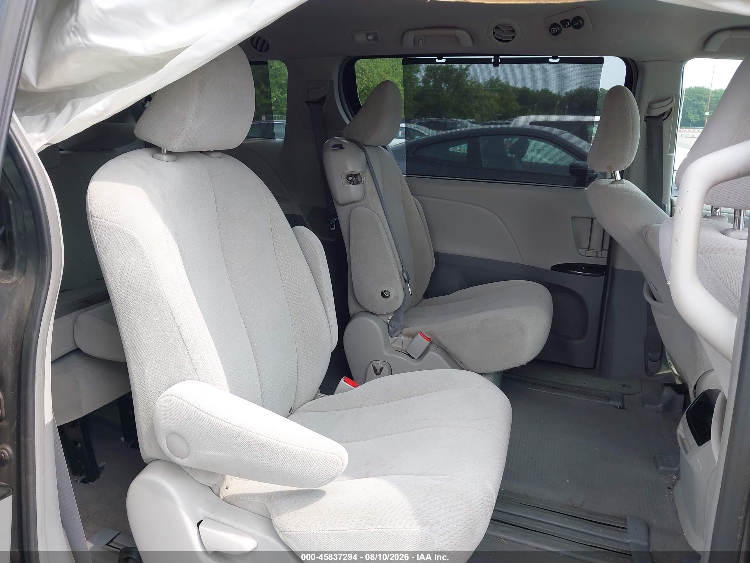 2011 Toyota Sienna Le V6 Gray vin: 5TDKK3DC7BS054095