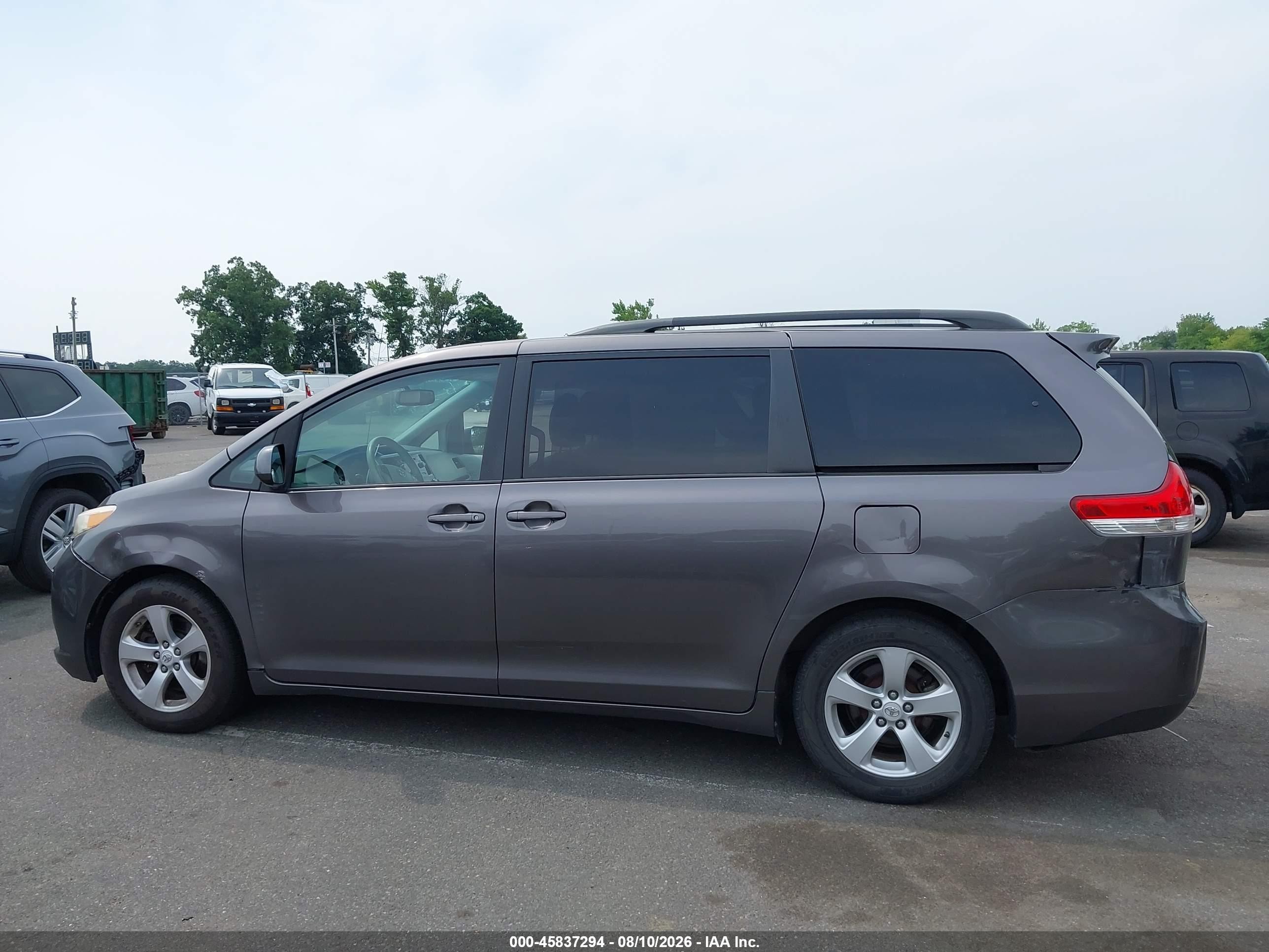 2011 Toyota Sienna Le V6 Gray vin: 5TDKK3DC7BS054095