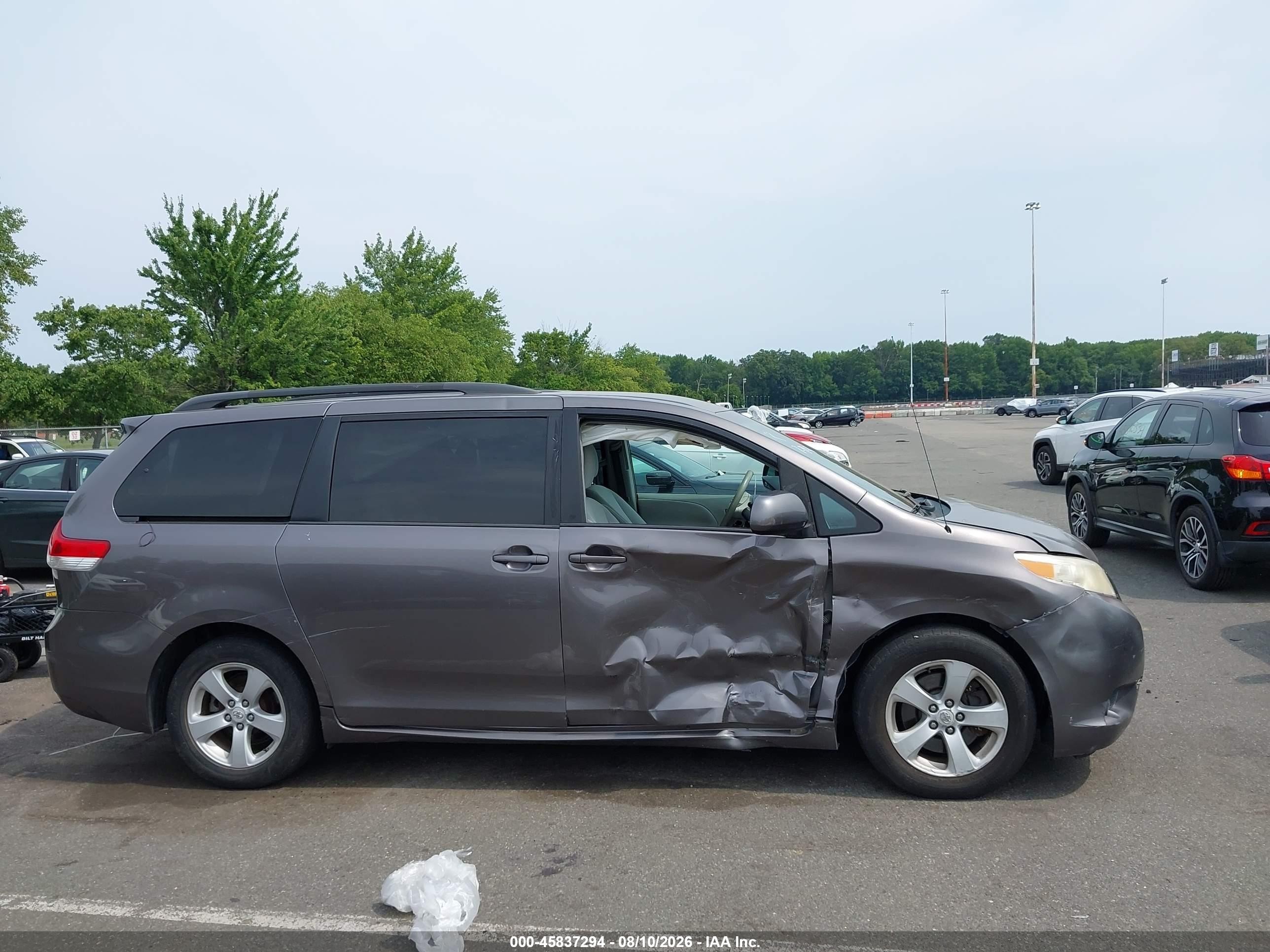 2011 Toyota Sienna Le V6 Gray vin: 5TDKK3DC7BS054095