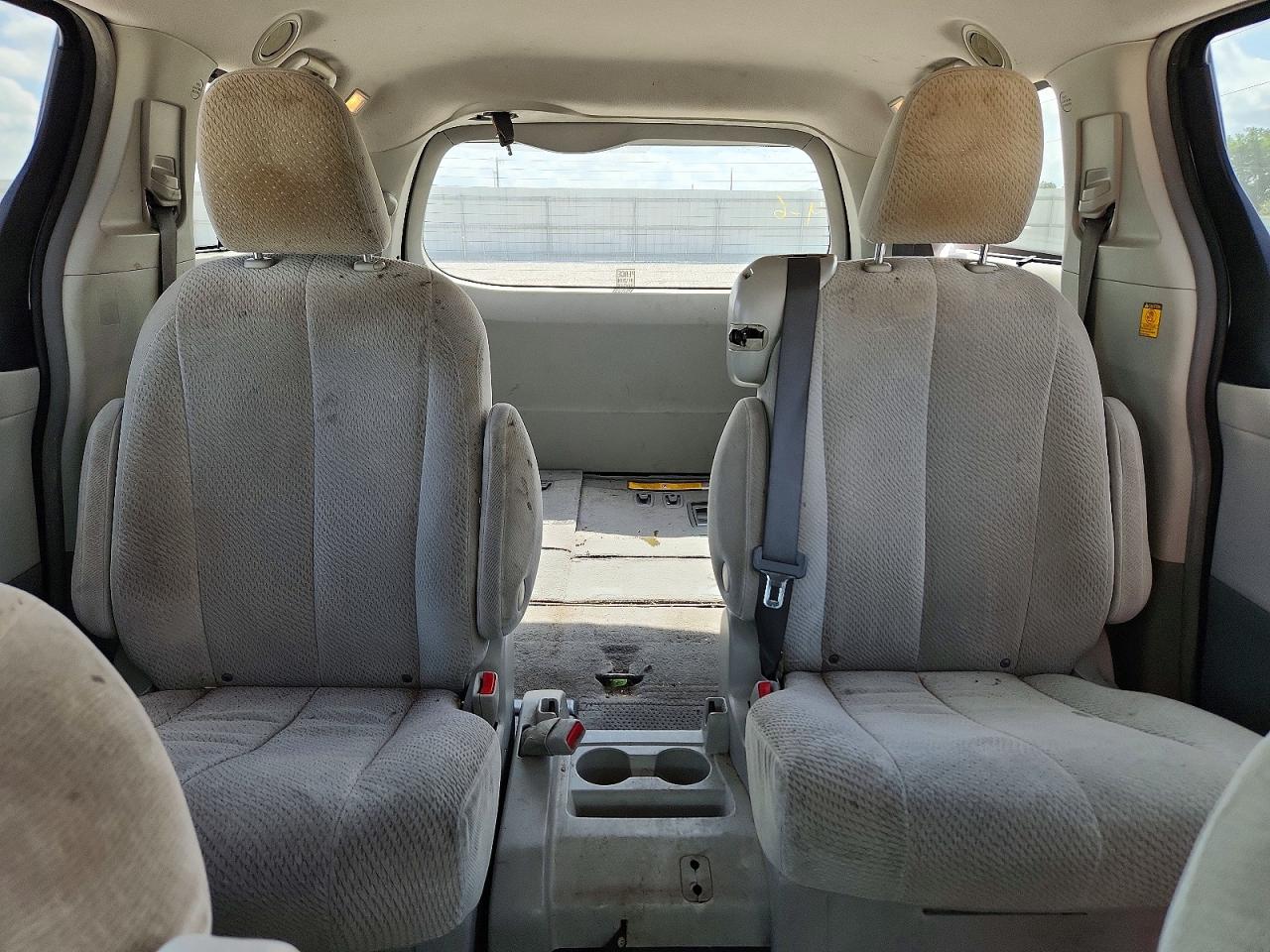 2011 Toyota Sienna Le Gray vin: 5TDKK3DC7BS063606