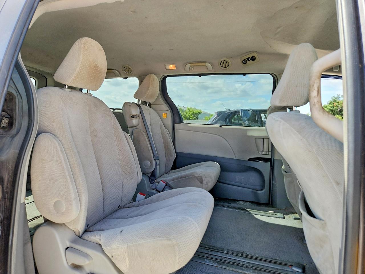 2011 Toyota Sienna Le Gray vin: 5TDKK3DC7BS063606