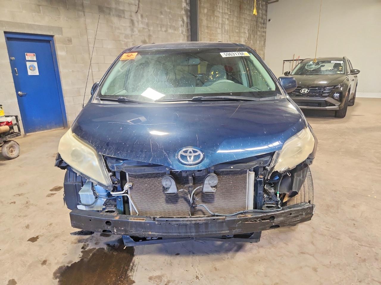 2011 Toyota Sienna Le Blue vin: 5TDKK3DC7BS068840