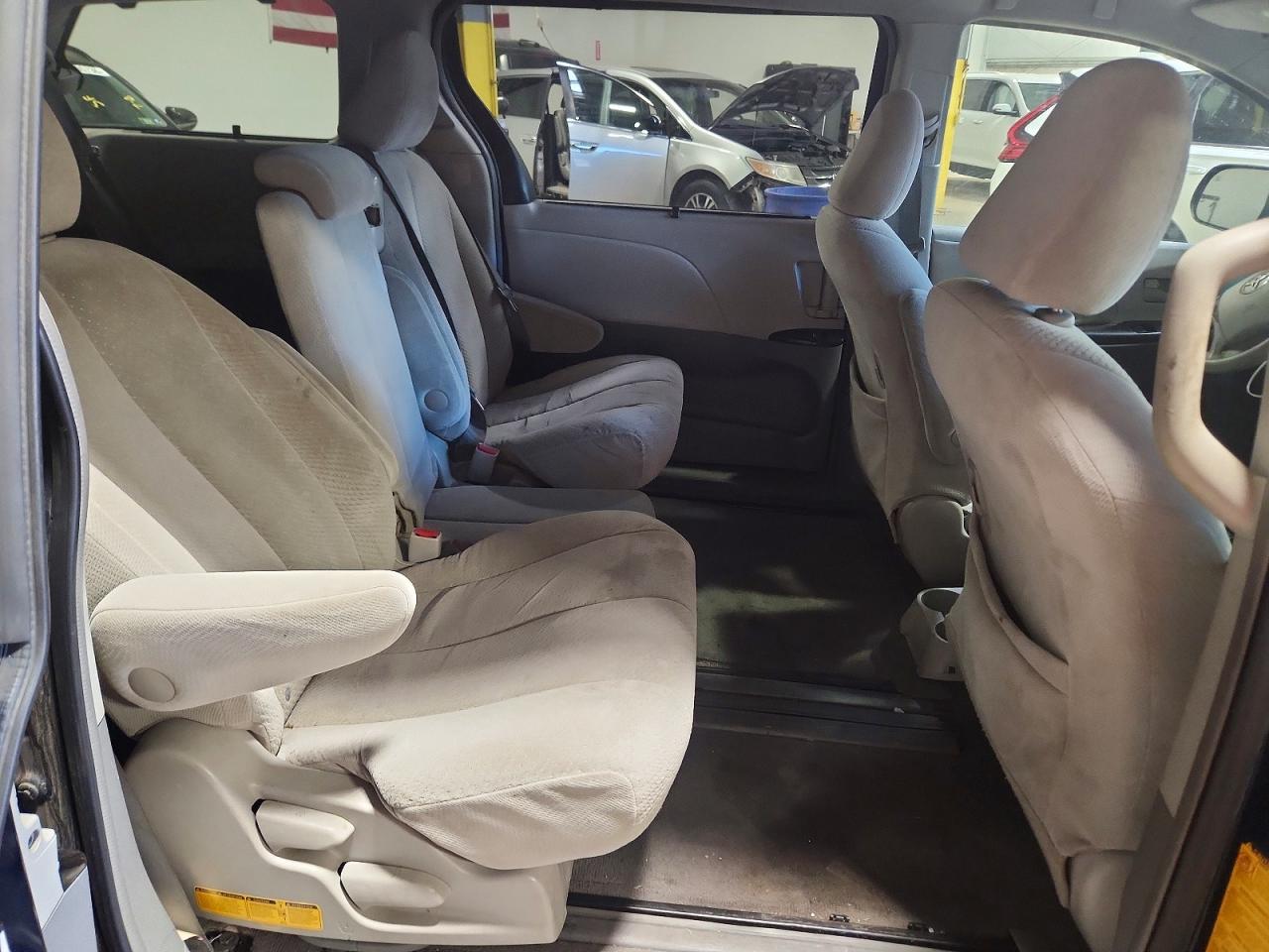 2011 Toyota Sienna Le Blue vin: 5TDKK3DC7BS068840