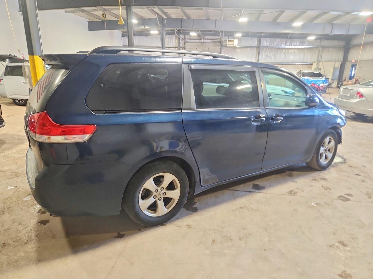2011 Toyota Sienna Le Blue vin: 5TDKK3DC7BS068840