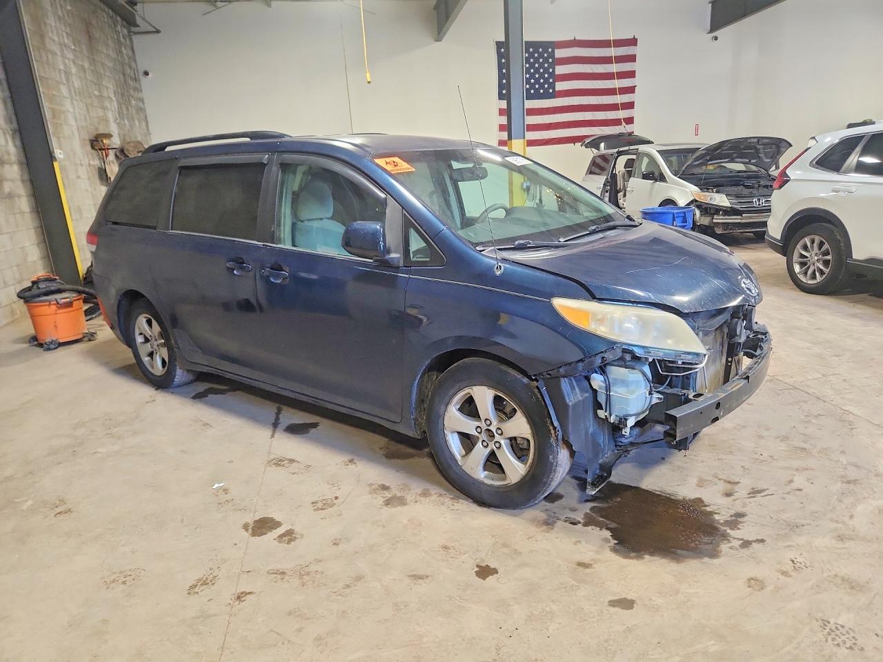 2011 Toyota Sienna Le Blue vin: 5TDKK3DC7BS068840