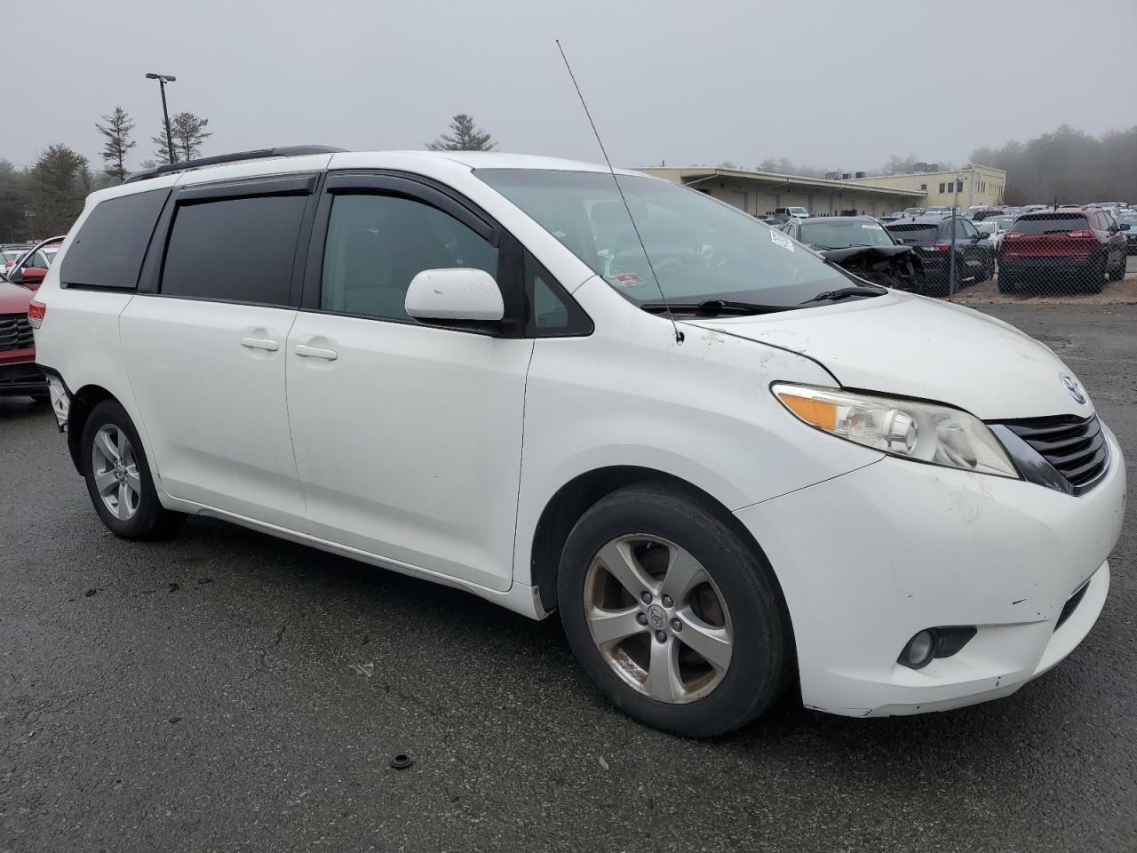 2011 Toyota Sienna Le Белый vin: 5TDKK3DC7BS083600