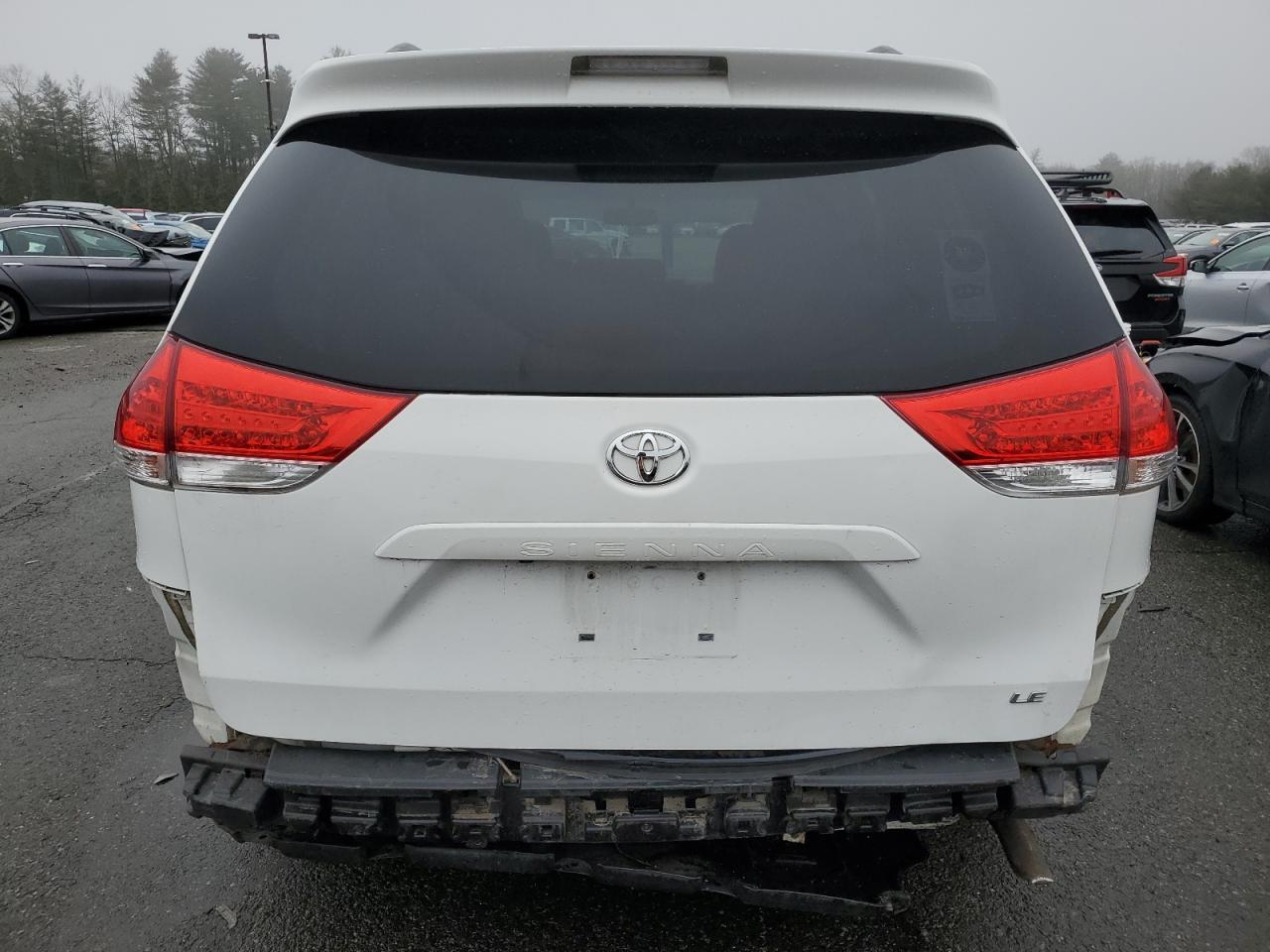 2011 Toyota Sienna Le Белый vin: 5TDKK3DC7BS083600