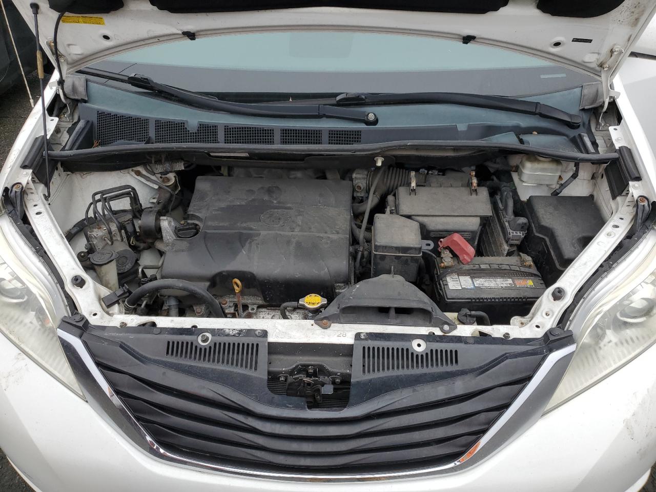 2011 Toyota Sienna Le Белый vin: 5TDKK3DC7BS083600