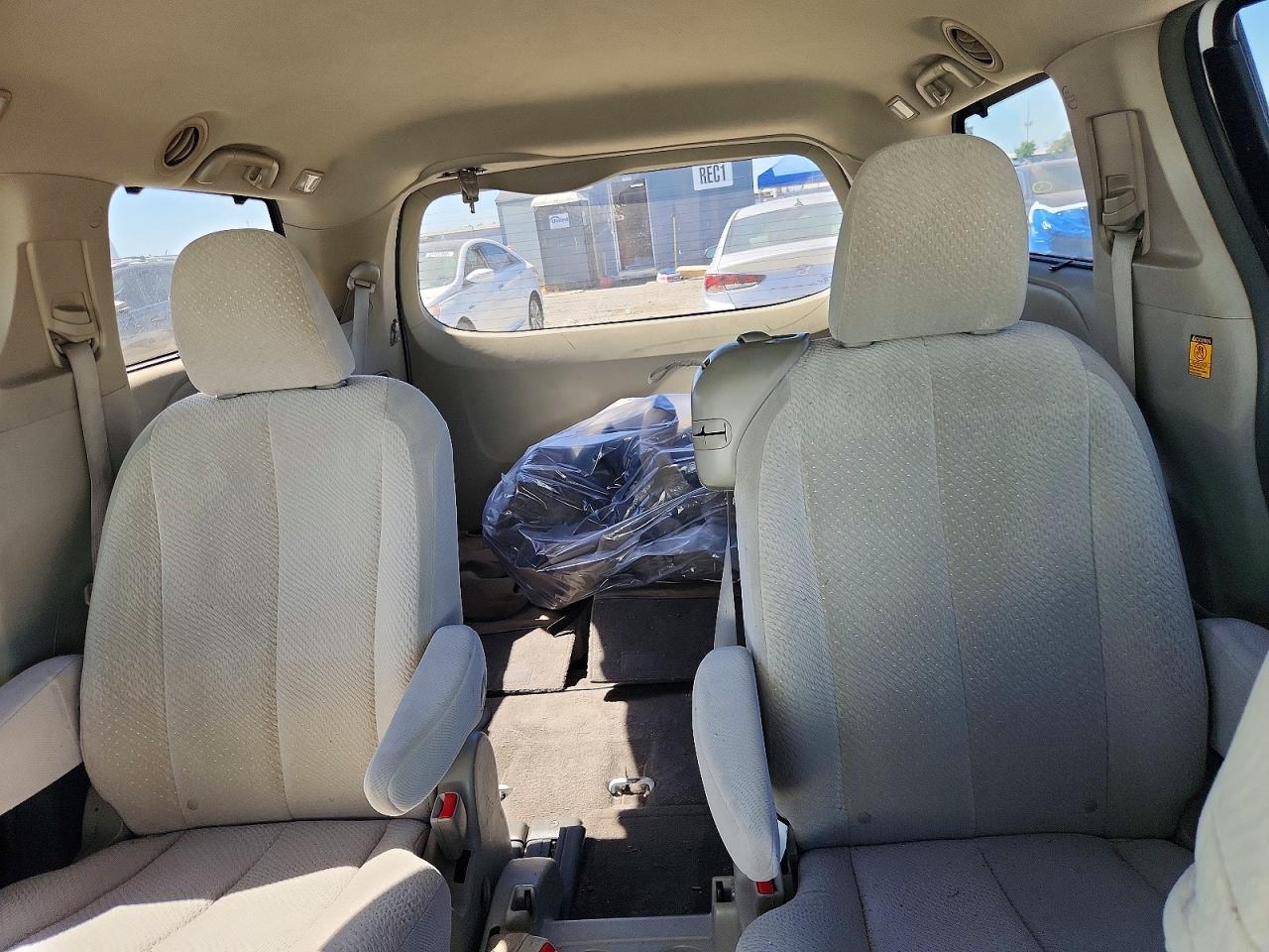 2011 Toyota Sienna Le White vin: 5TDKK3DC7BS085346