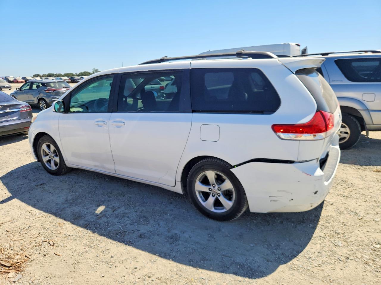 2011 Toyota Sienna Le White vin: 5TDKK3DC7BS085346