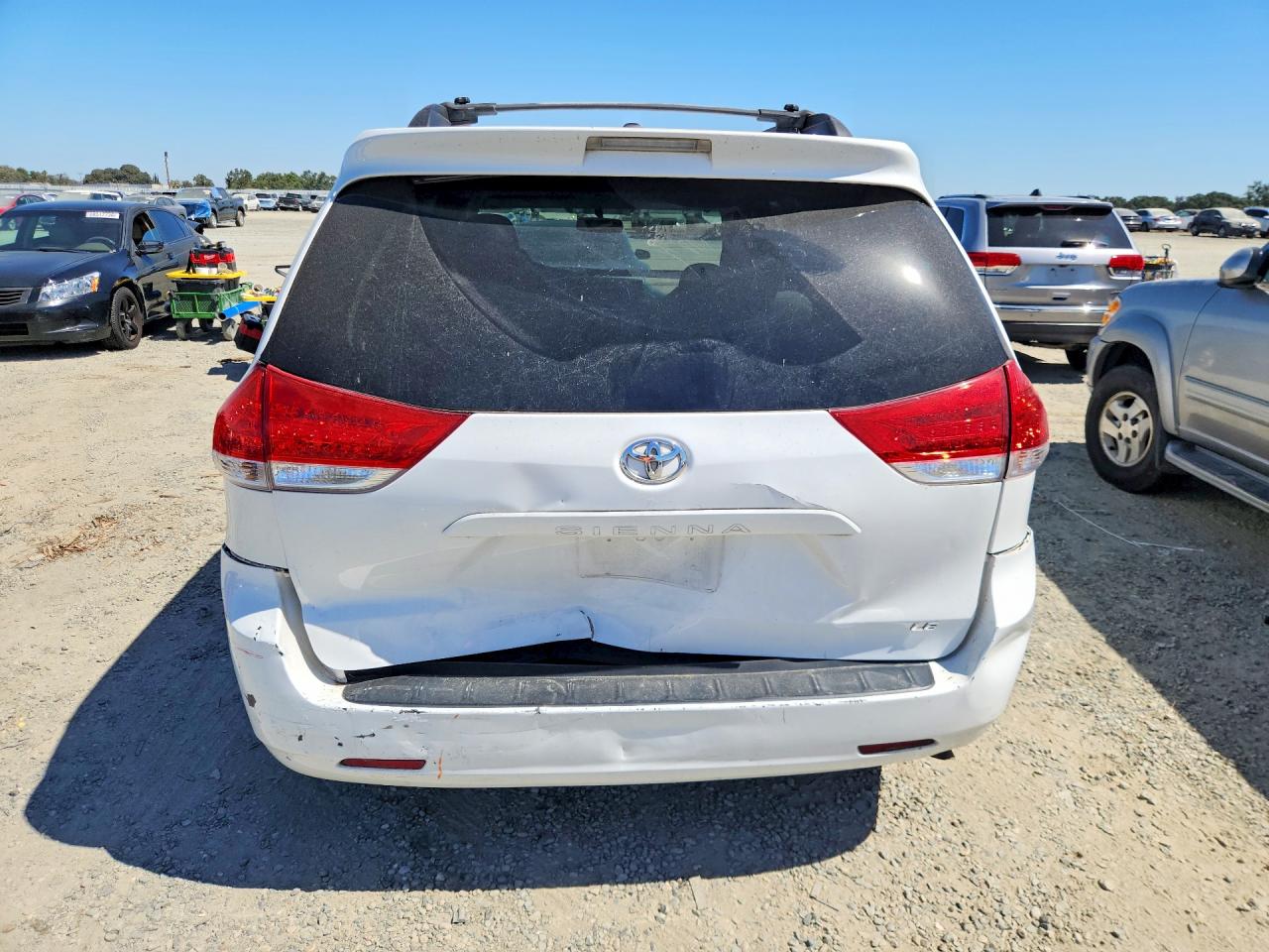 2011 Toyota Sienna Le White vin: 5TDKK3DC7BS085346