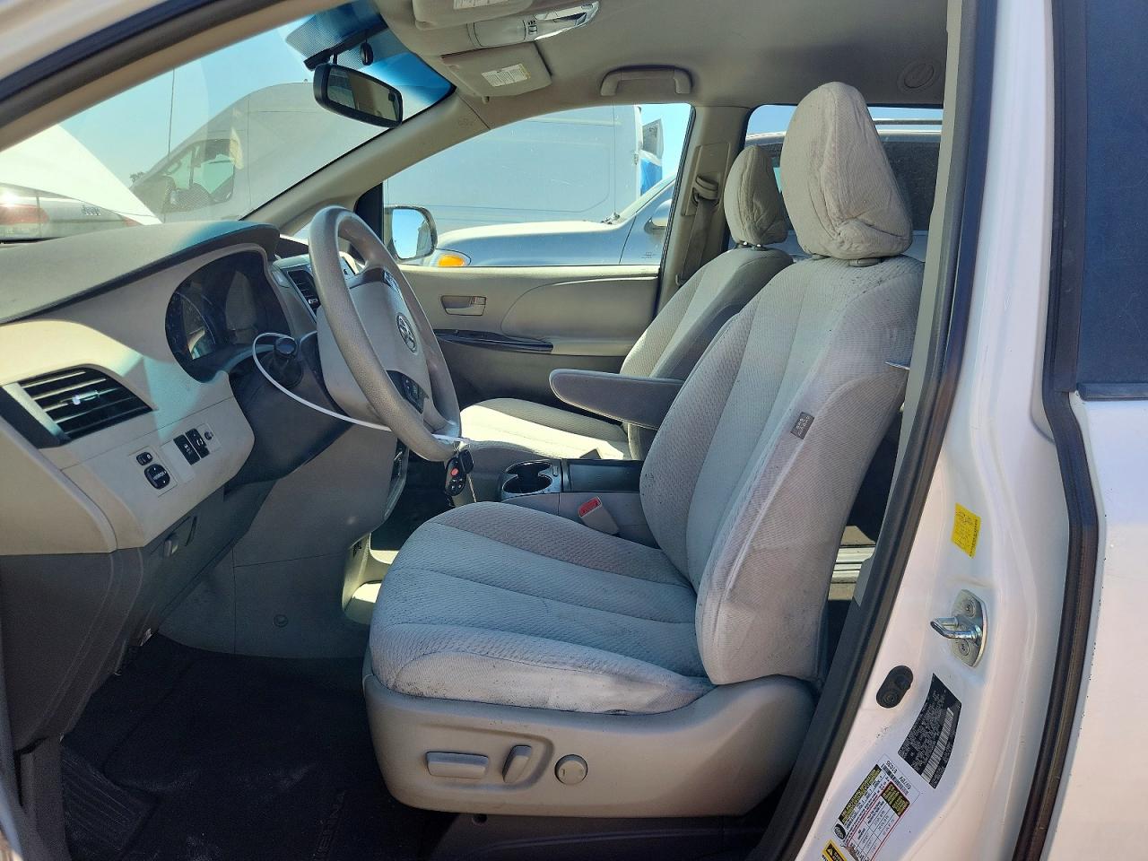2011 Toyota Sienna Le White vin: 5TDKK3DC7BS085346