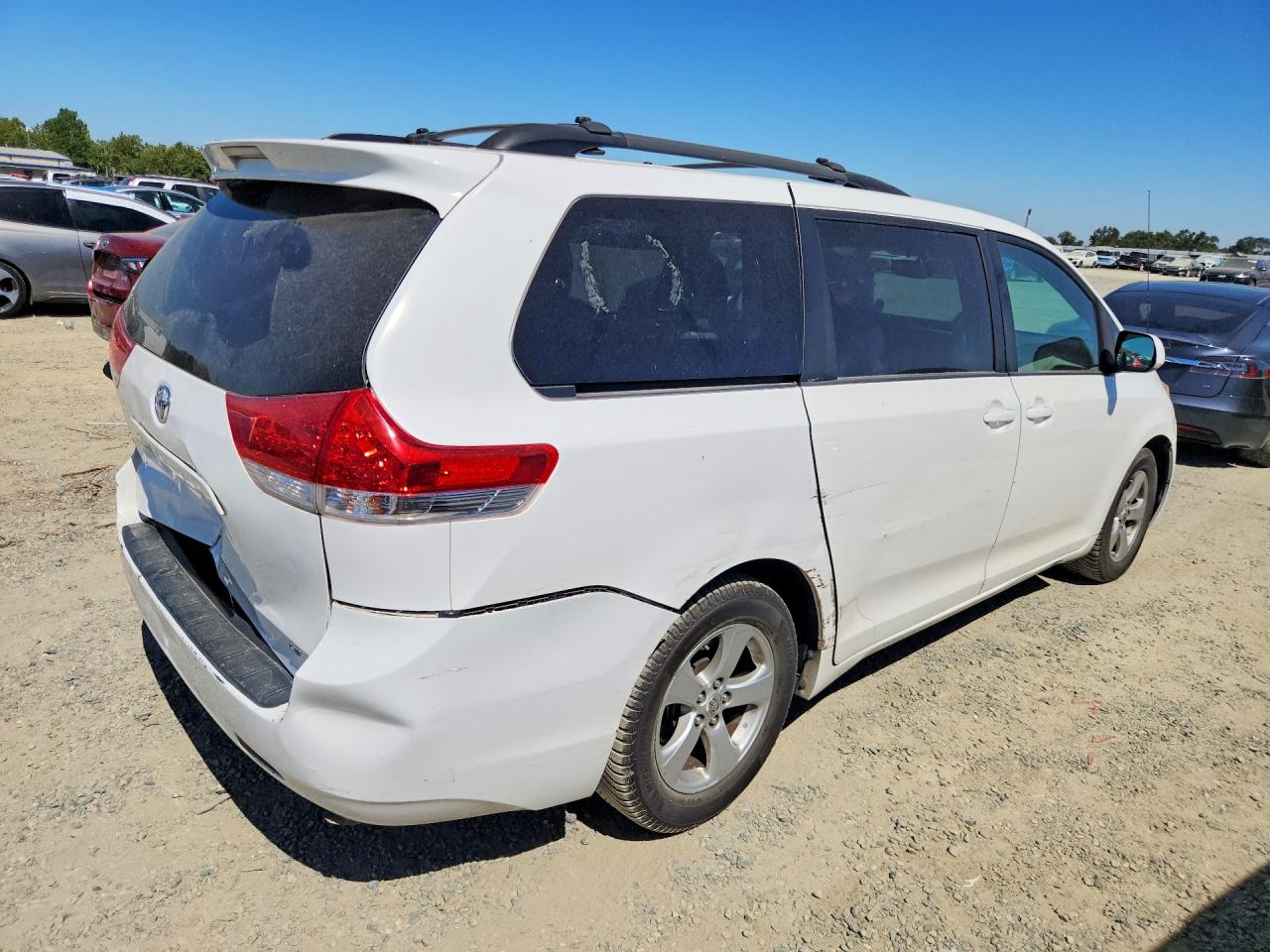 2011 Toyota Sienna Le White vin: 5TDKK3DC7BS085346