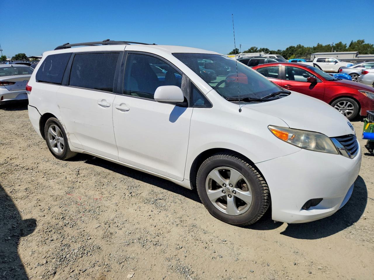 2011 Toyota Sienna Le White vin: 5TDKK3DC7BS085346