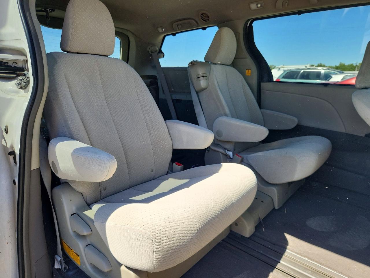 2011 Toyota Sienna Le White vin: 5TDKK3DC7BS085346
