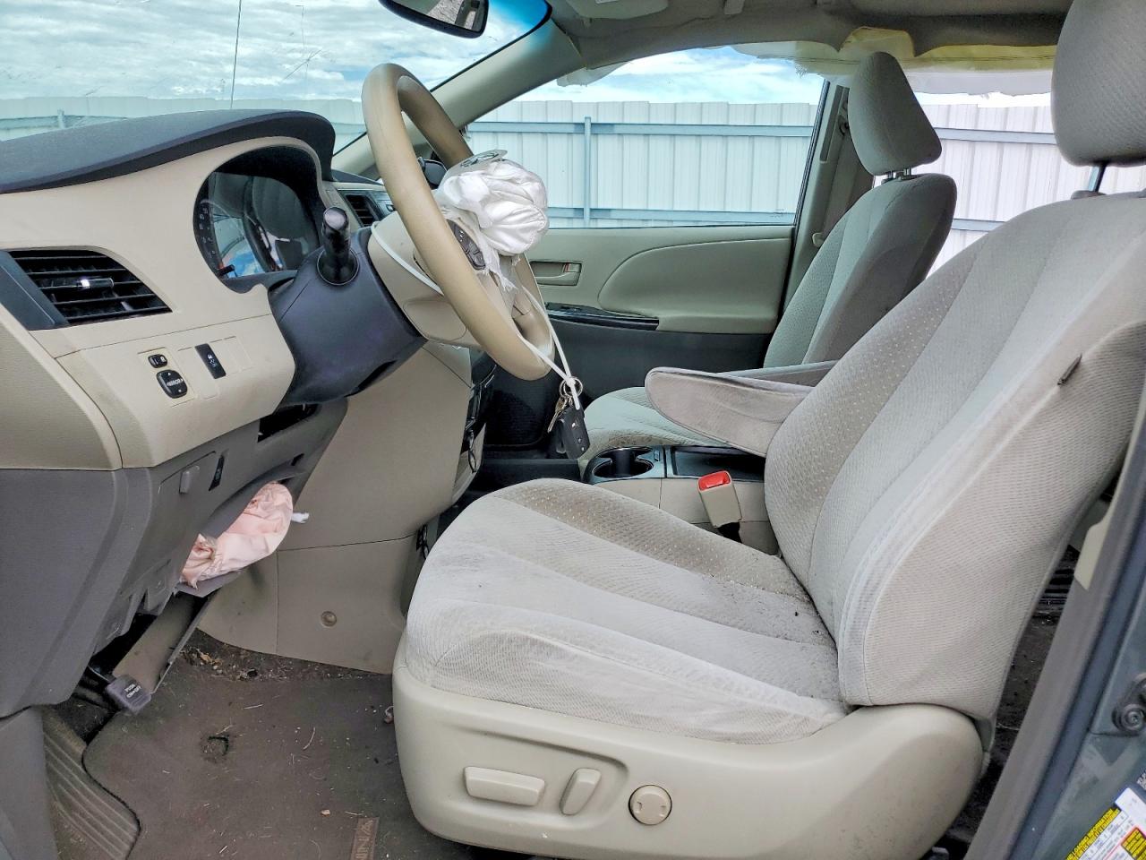 2011 Toyota Sienna Le Gray vin: 5TDKK3DC7BS087520