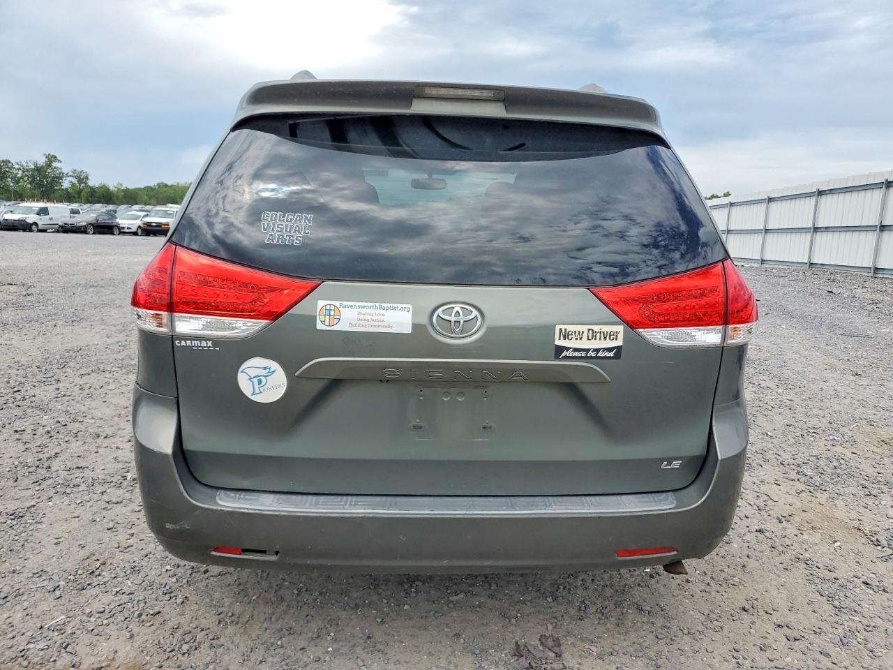 2011 Toyota Sienna Le Gray vin: 5TDKK3DC7BS087520