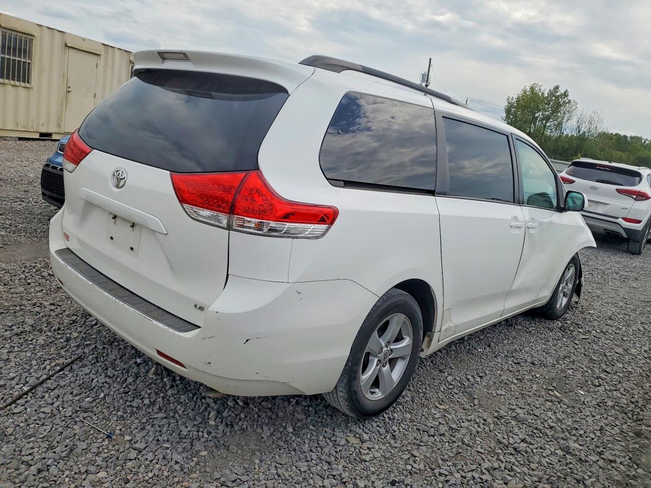 2011 Toyota Sienna Le White vin: 5TDKK3DC7BS089624