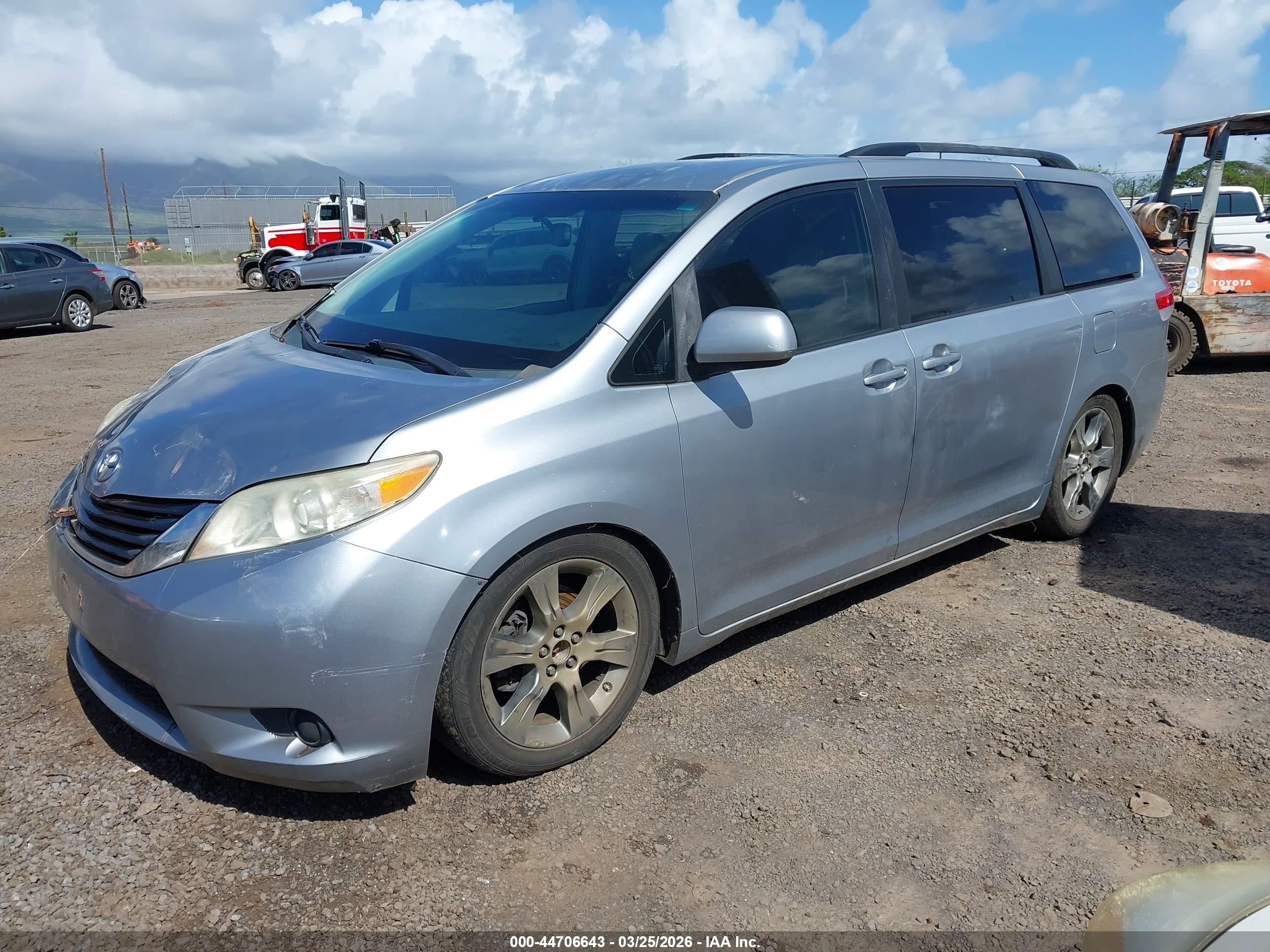 2011 Toyota Sienna Le V6 Серебряный vin: 5TDKK3DC7BS108432