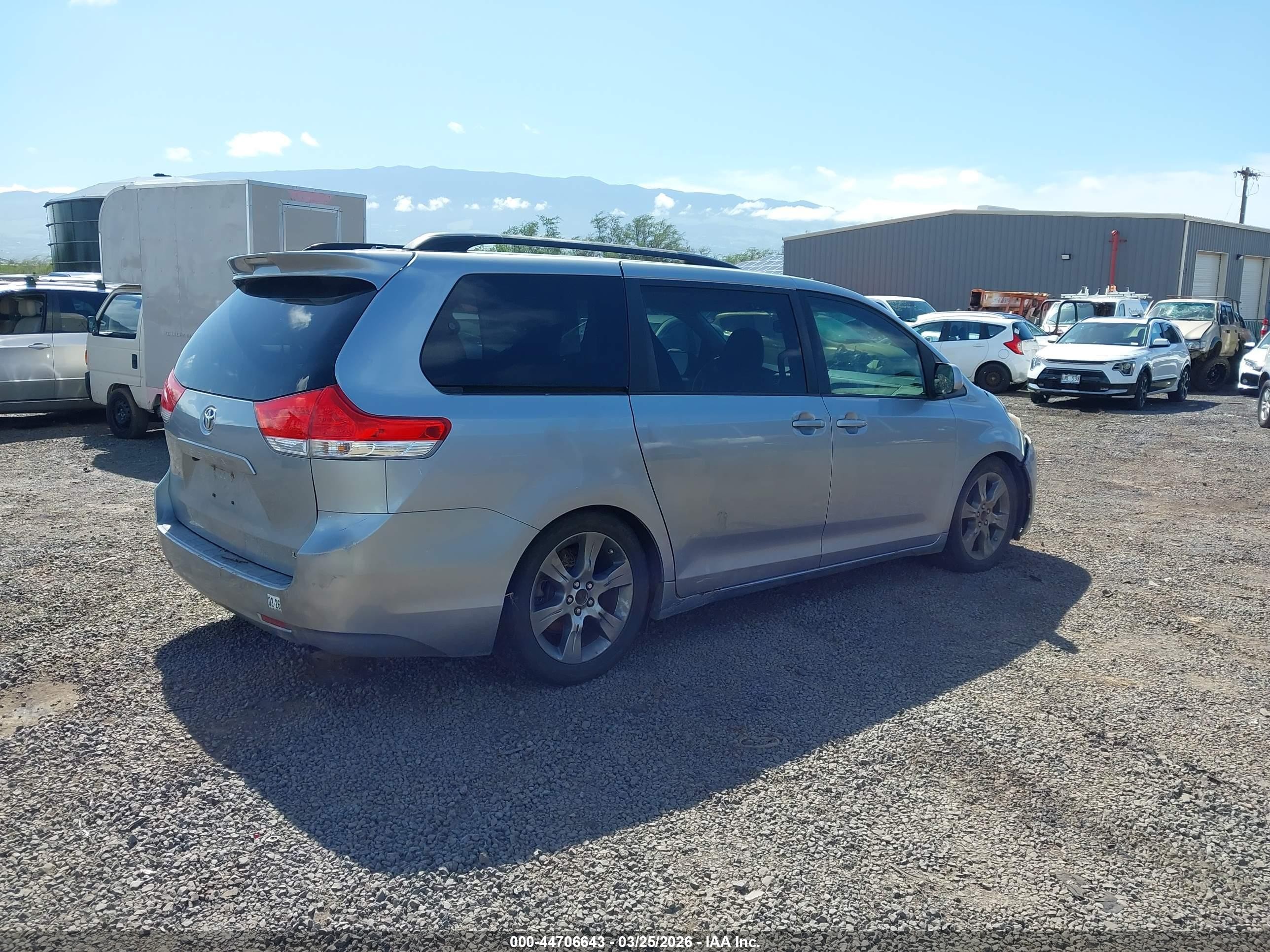 2011 Toyota Sienna Le V6 Серебряный vin: 5TDKK3DC7BS108432