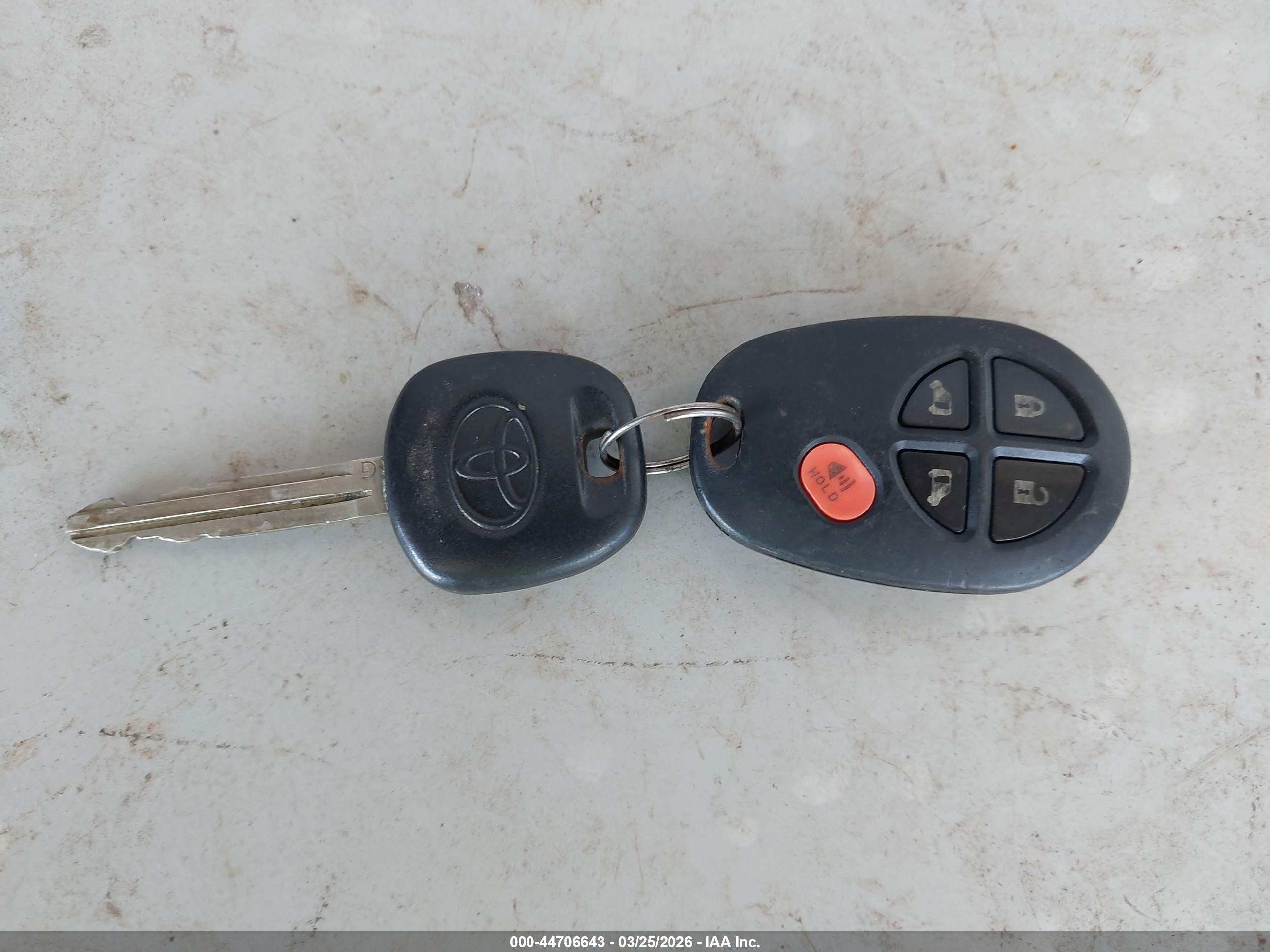 2011 Toyota Sienna Le V6 Серебряный vin: 5TDKK3DC7BS108432