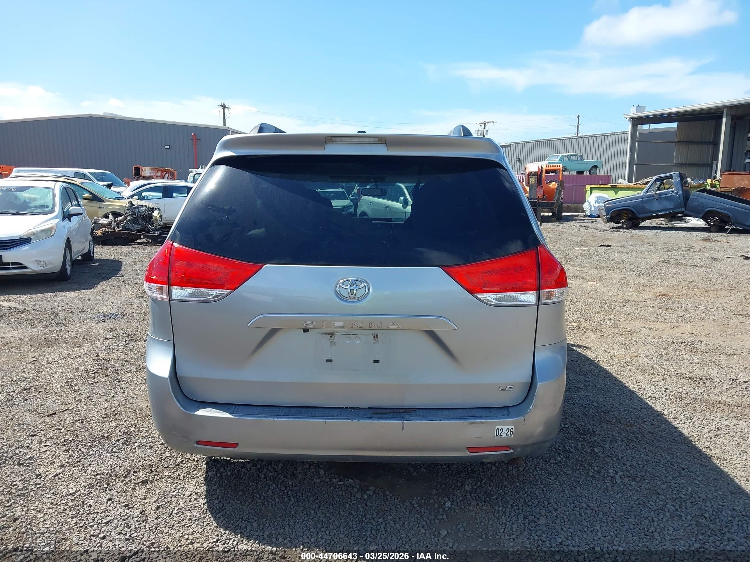 2011 Toyota Sienna Le V6 Серебряный vin: 5TDKK3DC7BS108432