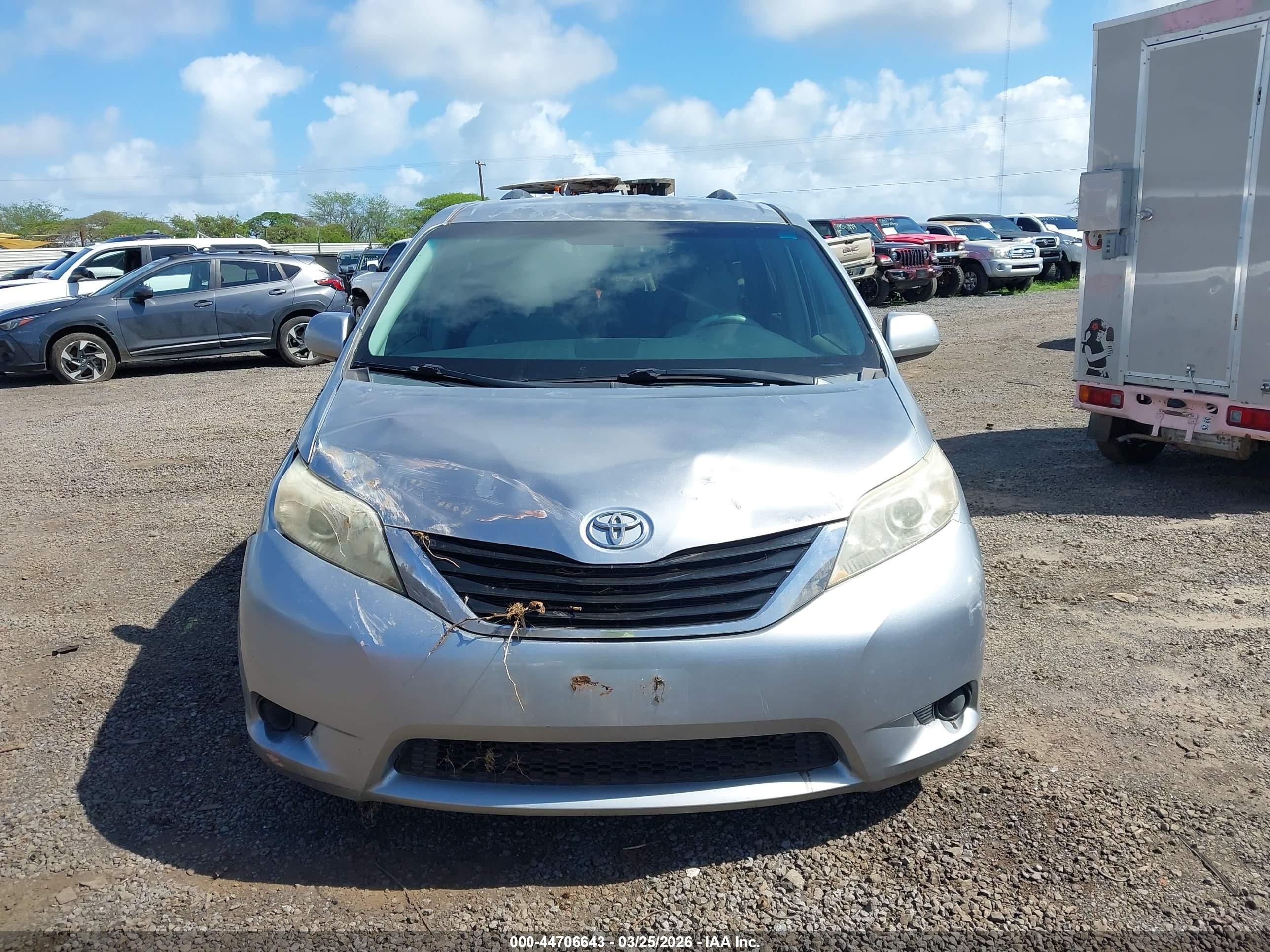 2011 Toyota Sienna Le V6 Серебряный vin: 5TDKK3DC7BS108432