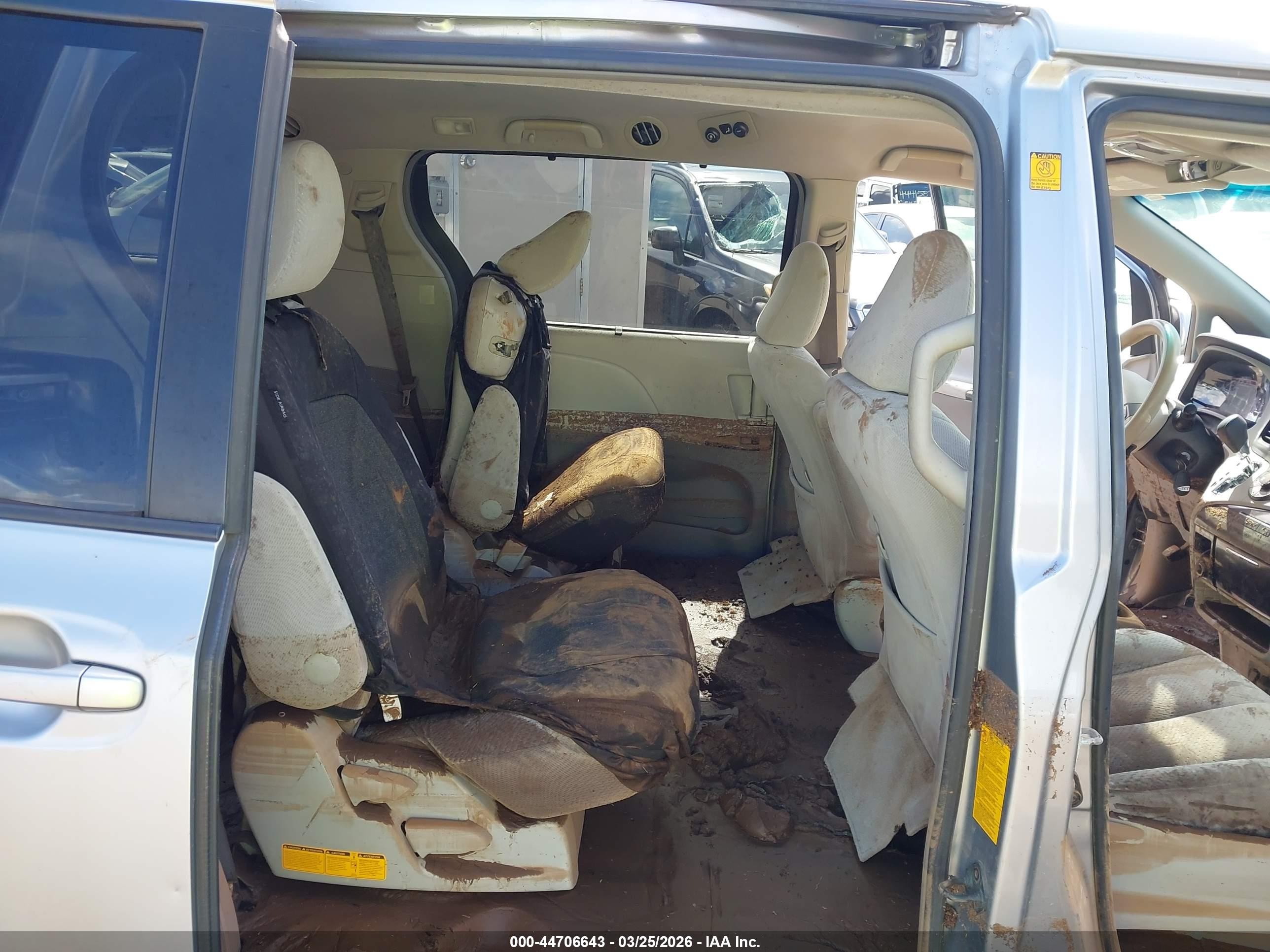 2011 Toyota Sienna Le V6 Серебряный vin: 5TDKK3DC7BS108432
