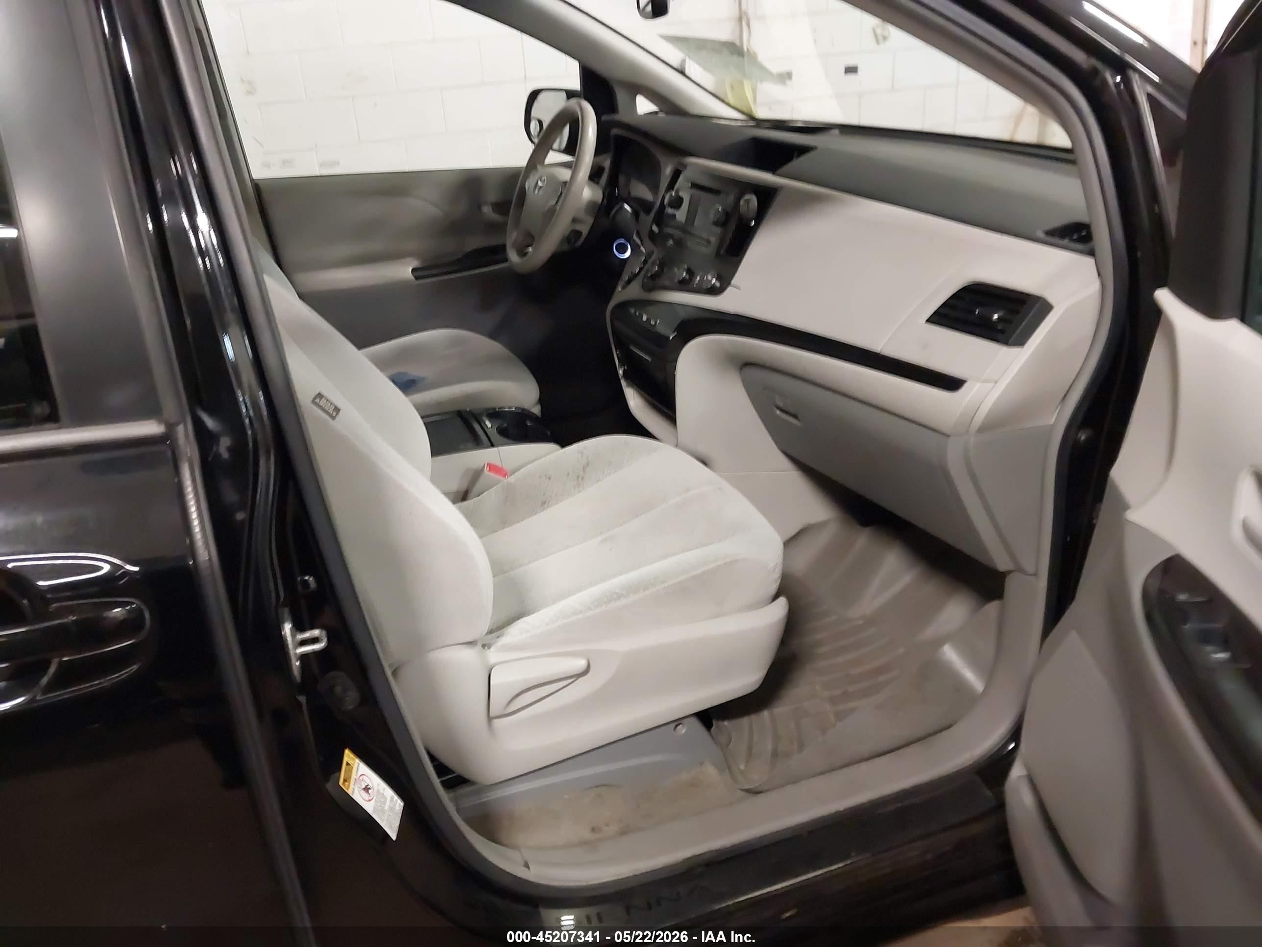 2011 Toyota Sienna Le V6 Черный vin: 5TDKK3DC7BS118670