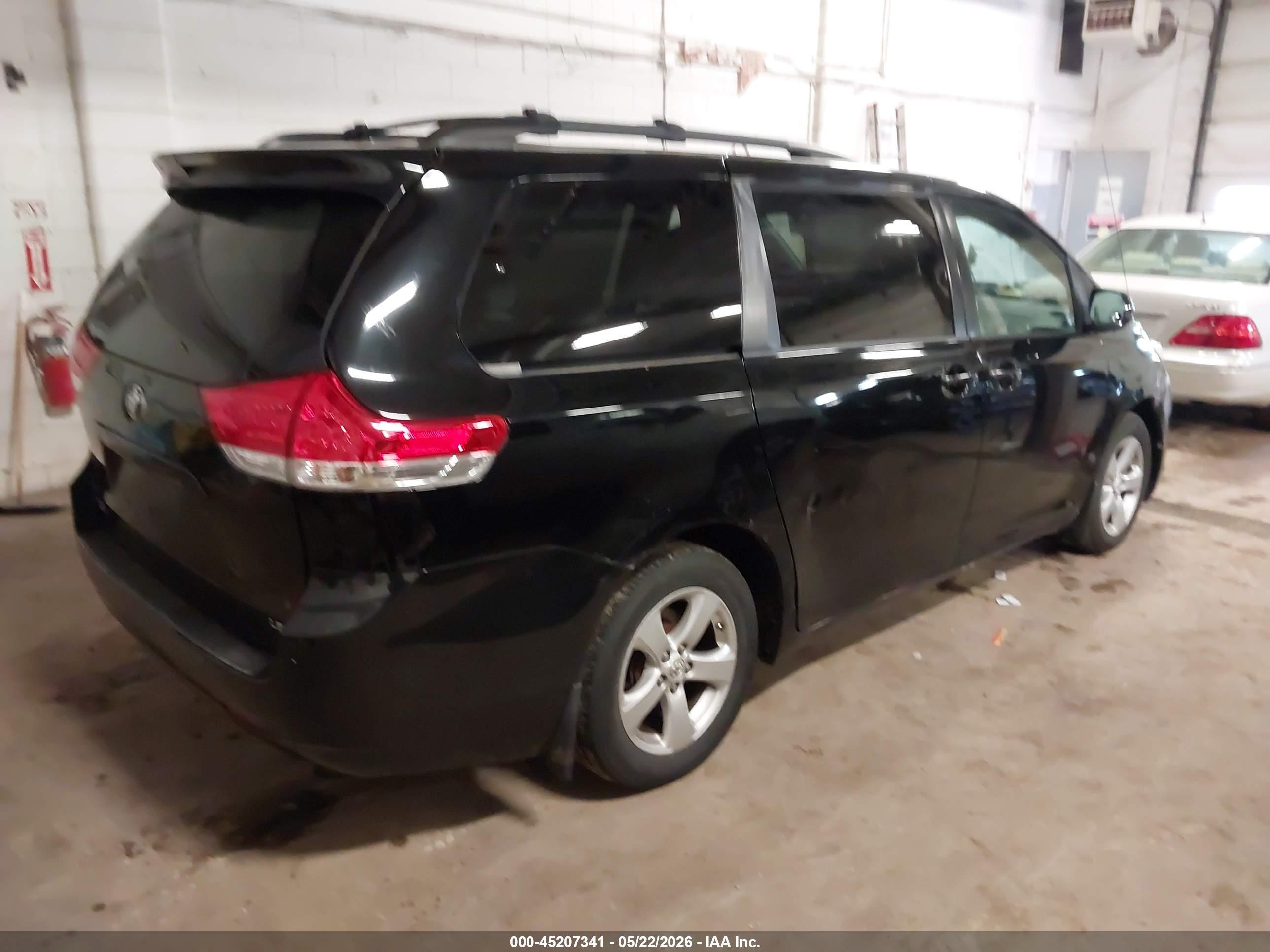 2011 Toyota Sienna Le V6 Черный vin: 5TDKK3DC7BS118670