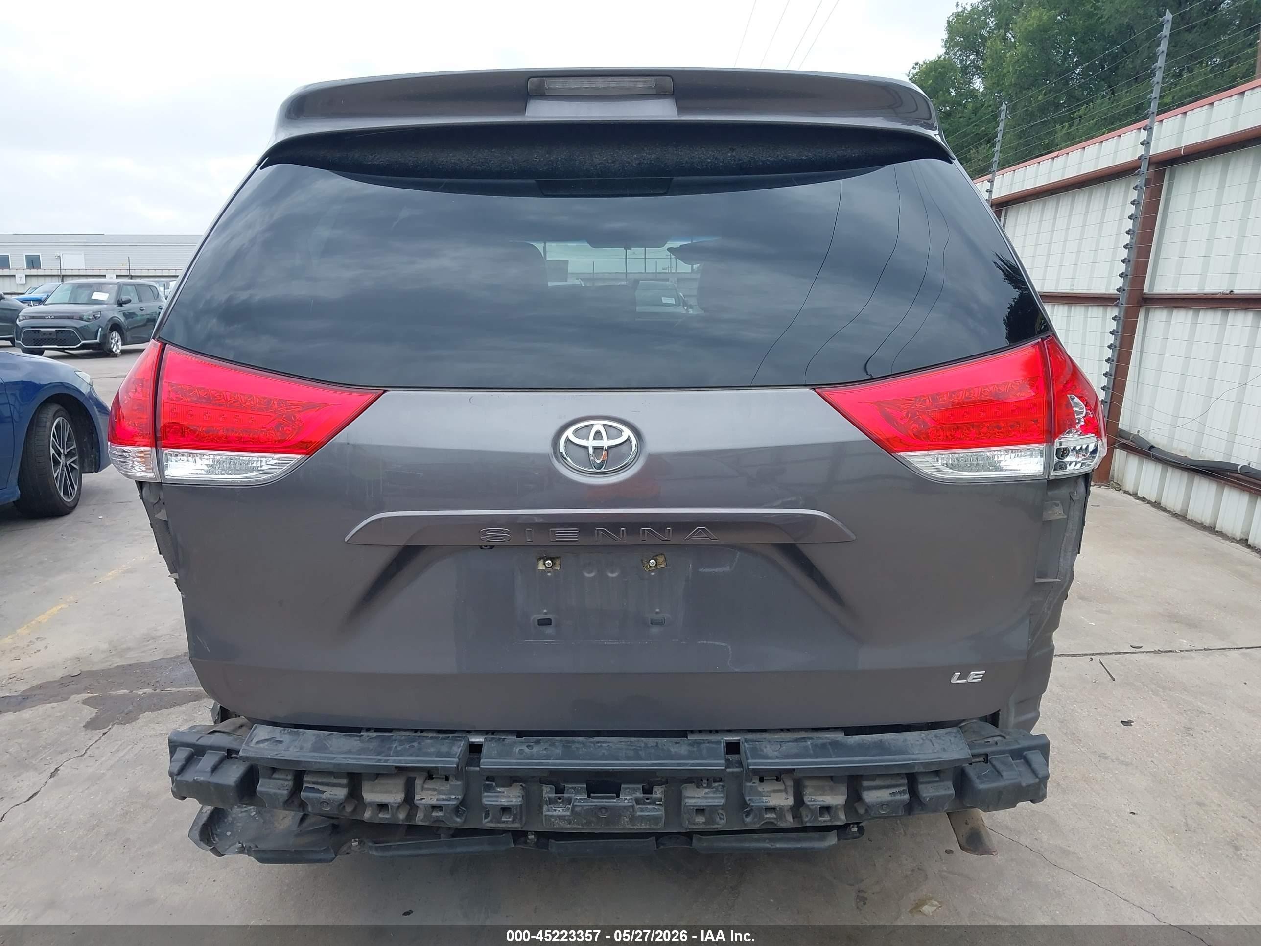 2011 Toyota Sienna Le V6 Gray vin: 5TDKK3DC7BS118829