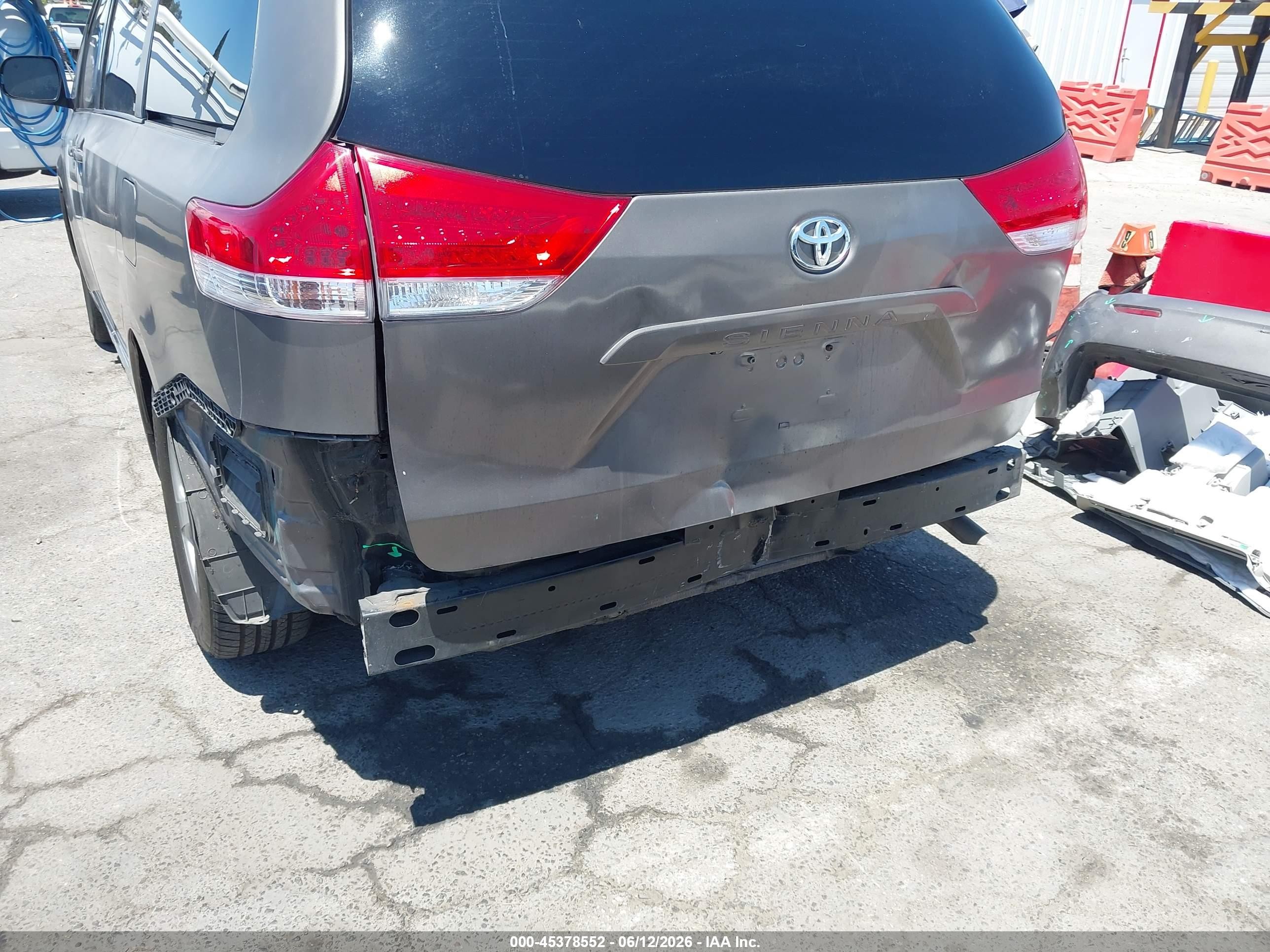 2011 Toyota Sienna Le V6 Gray vin: 5TDKK3DC7BS127014