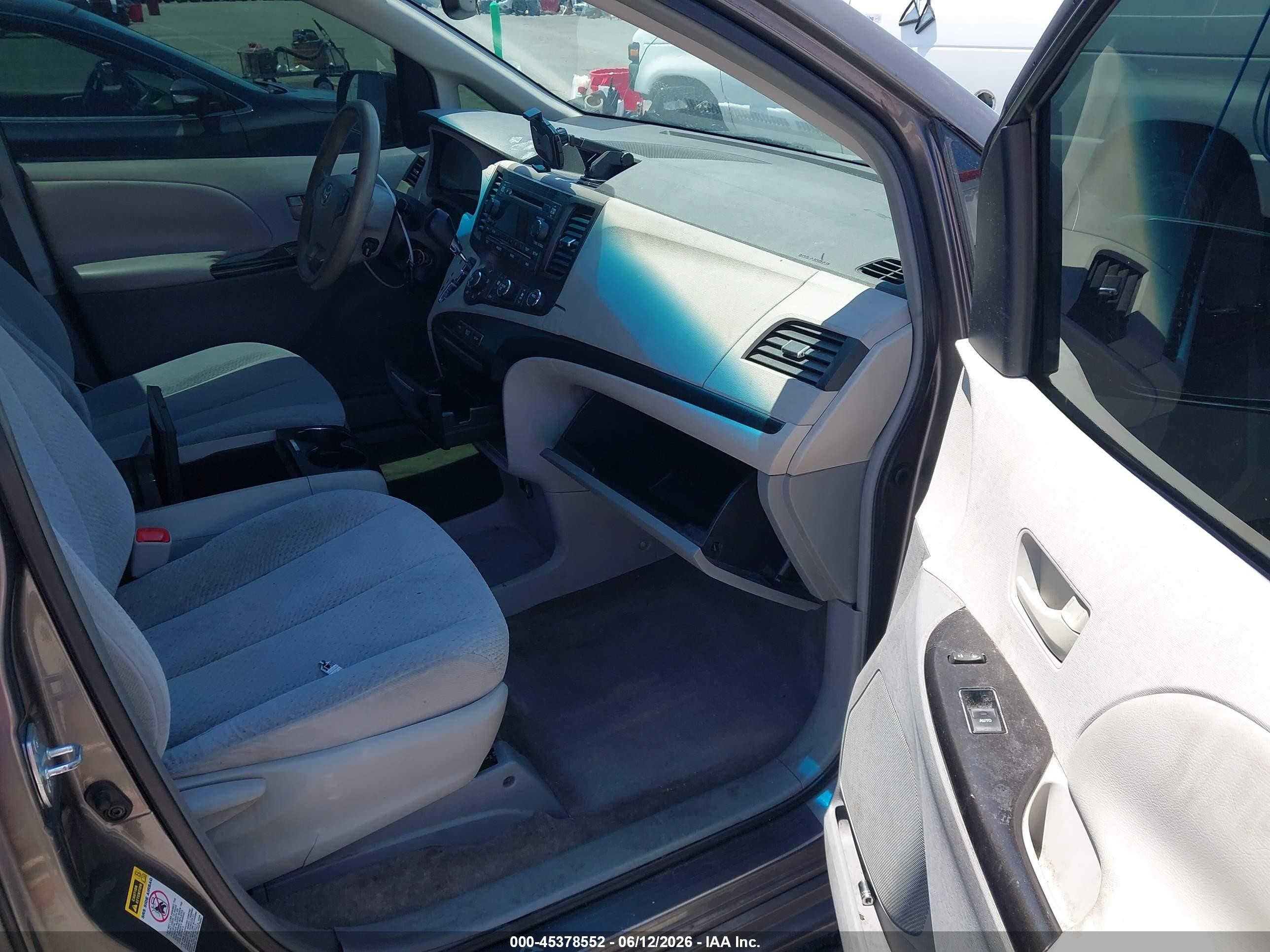 2011 Toyota Sienna Le V6 Gray vin: 5TDKK3DC7BS127014