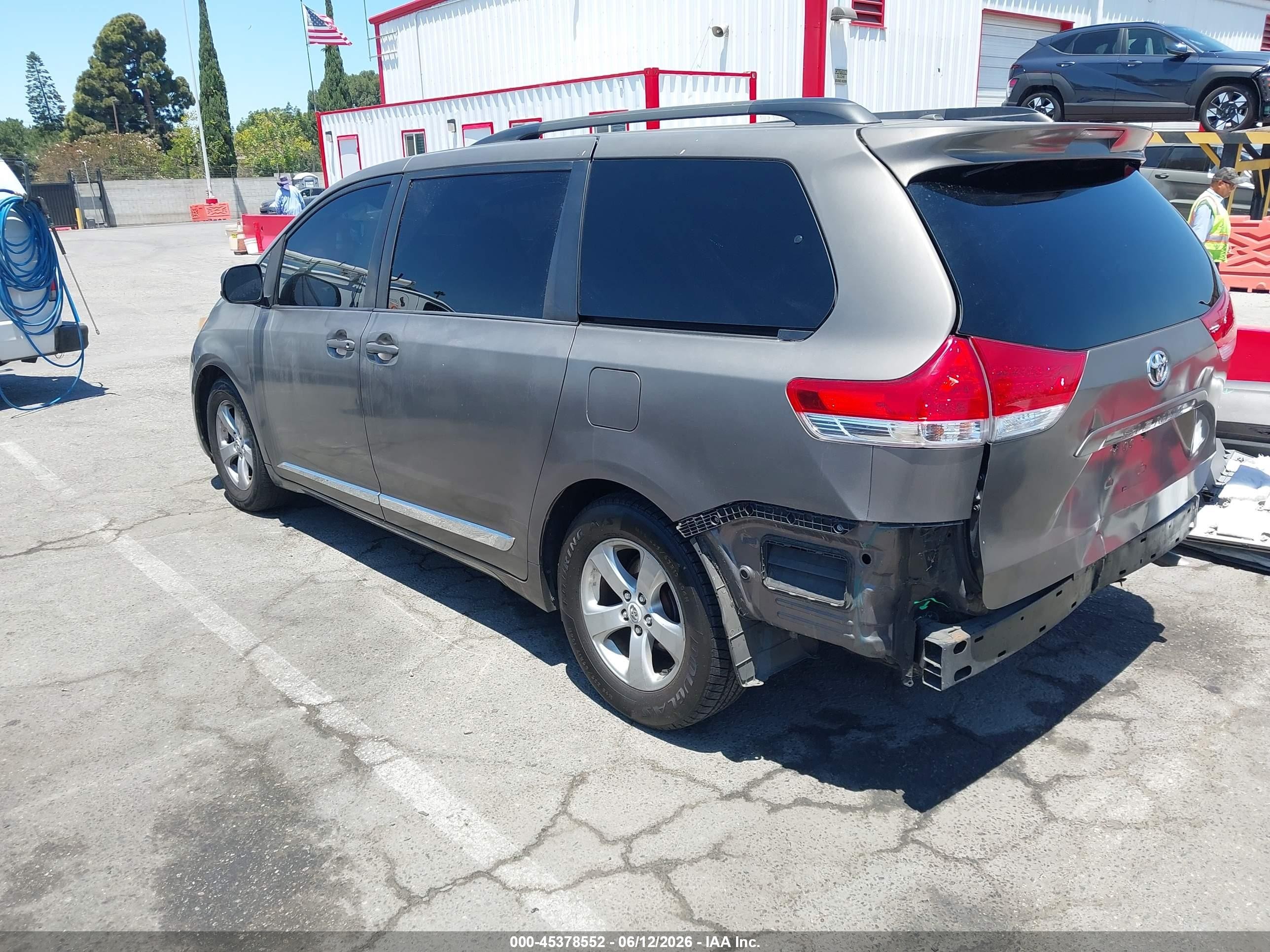 2011 Toyota Sienna Le V6 Gray vin: 5TDKK3DC7BS127014
