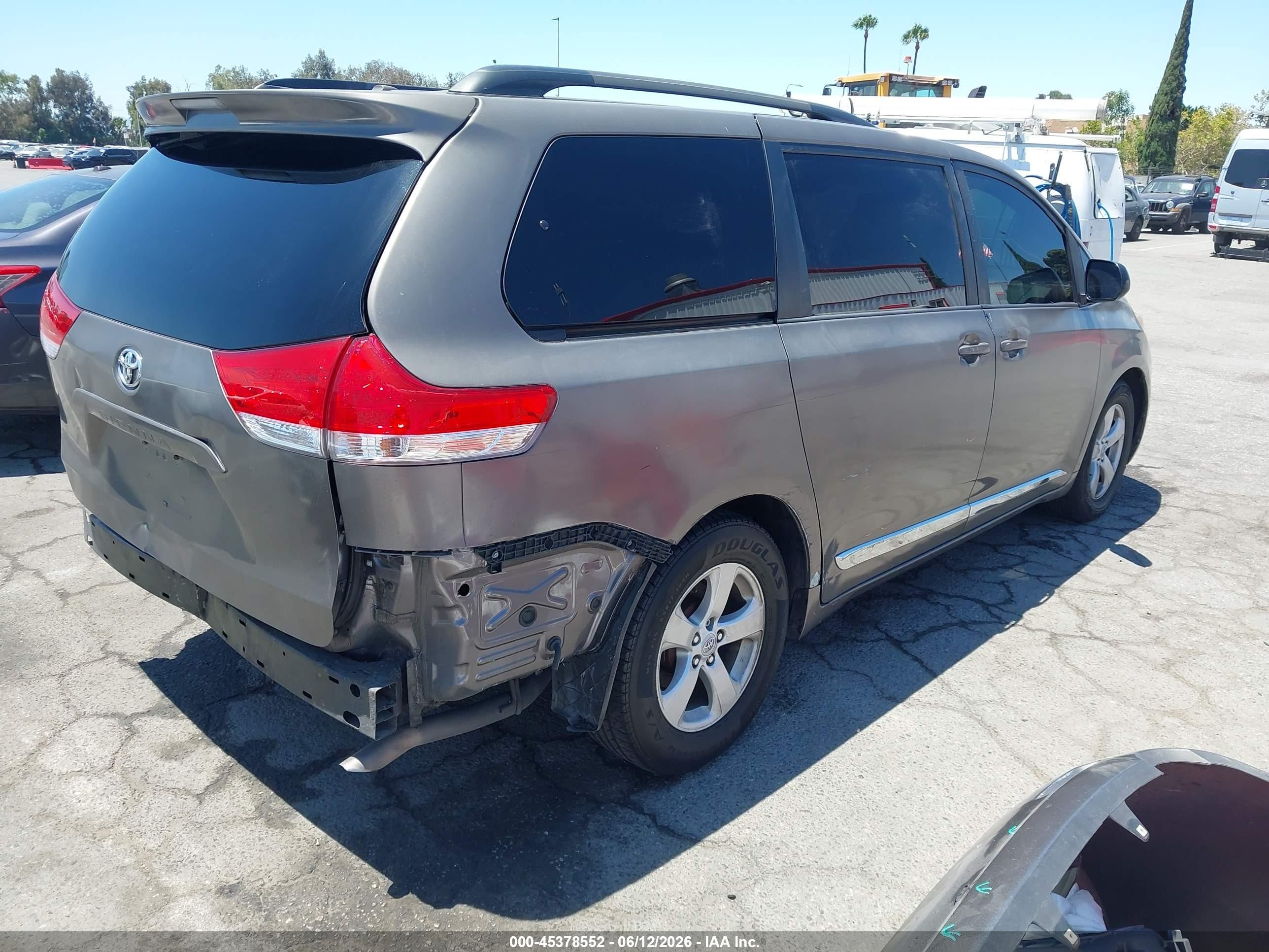 2011 Toyota Sienna Le V6 Gray vin: 5TDKK3DC7BS127014