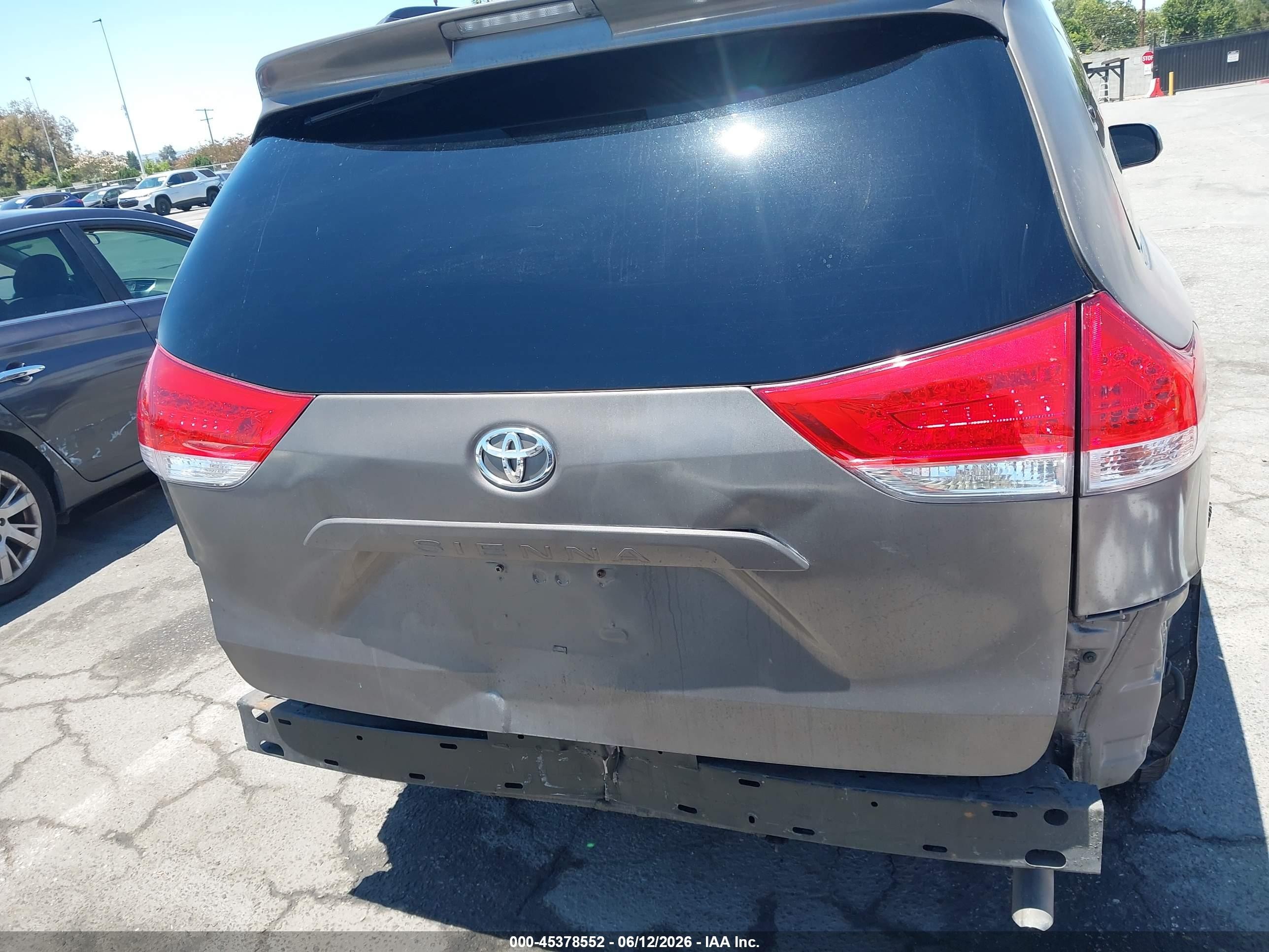 2011 Toyota Sienna Le V6 Gray vin: 5TDKK3DC7BS127014