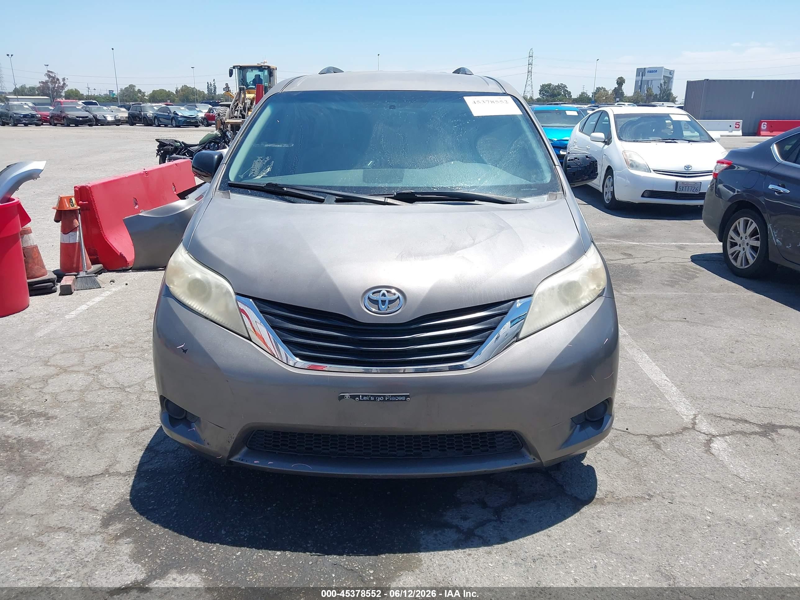 2011 Toyota Sienna Le V6 Gray vin: 5TDKK3DC7BS127014
