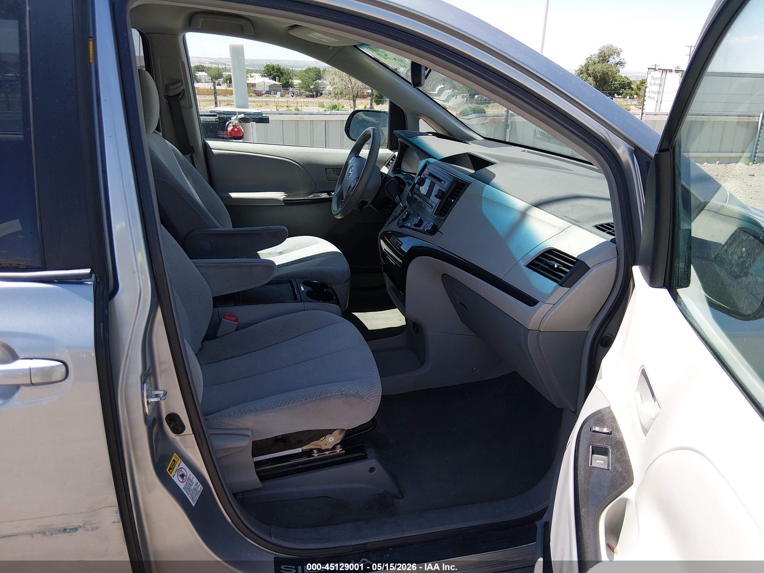 2011 Toyota Sienna Le V6 Silver vin: 5TDKK3DC7BS143682