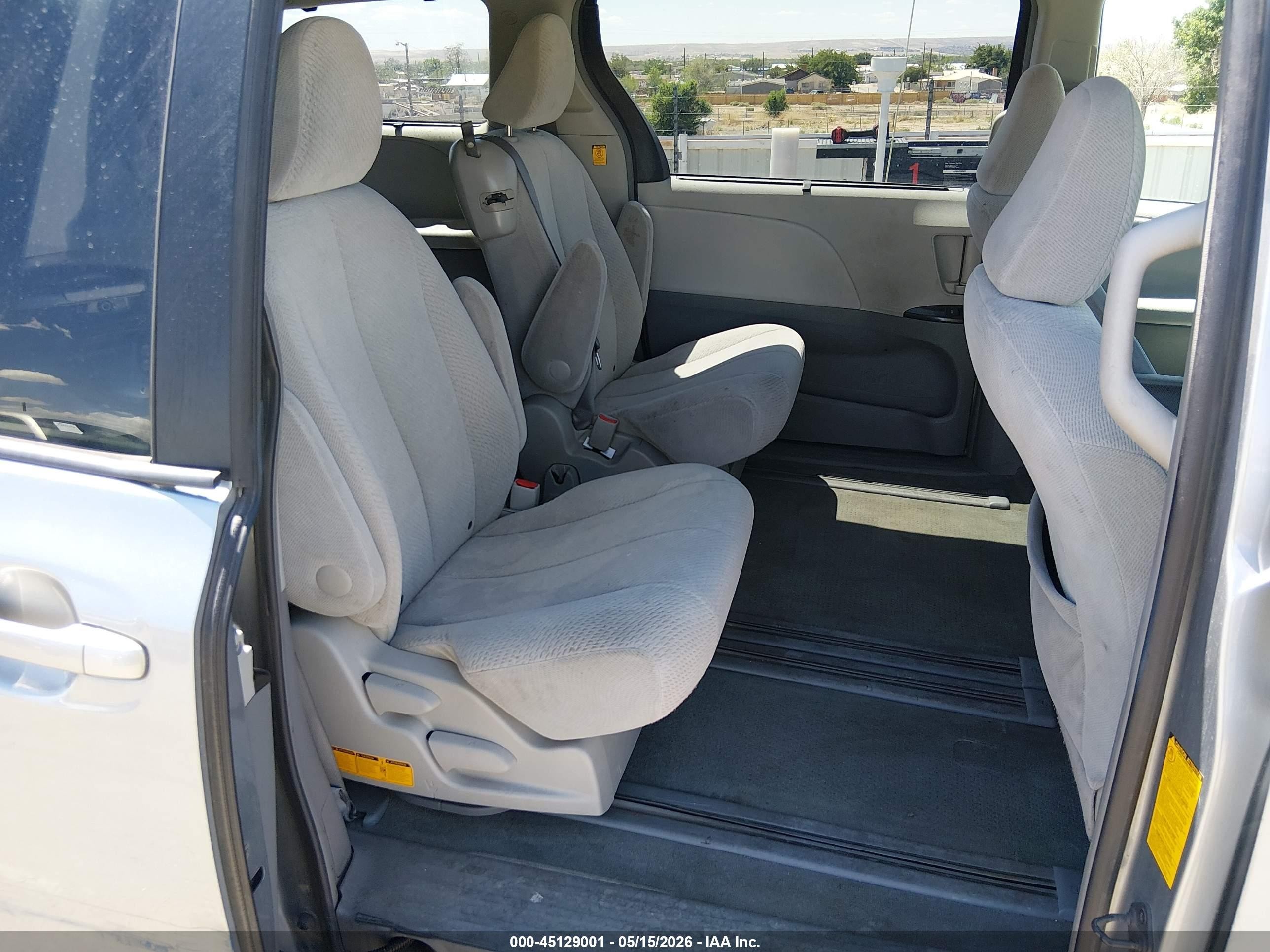 2011 Toyota Sienna Le V6 Silver vin: 5TDKK3DC7BS143682