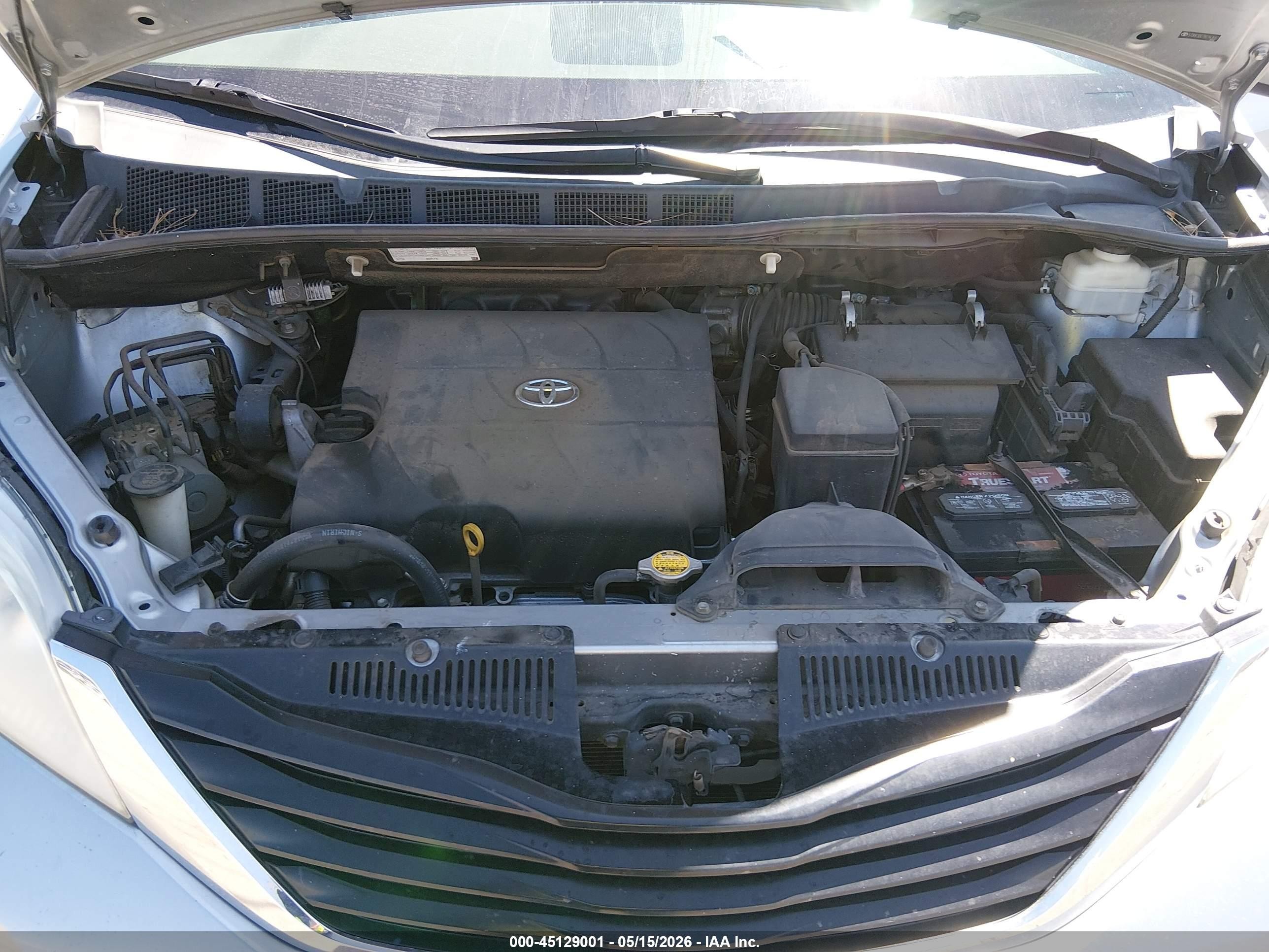 2011 Toyota Sienna Le V6 Silver vin: 5TDKK3DC7BS143682