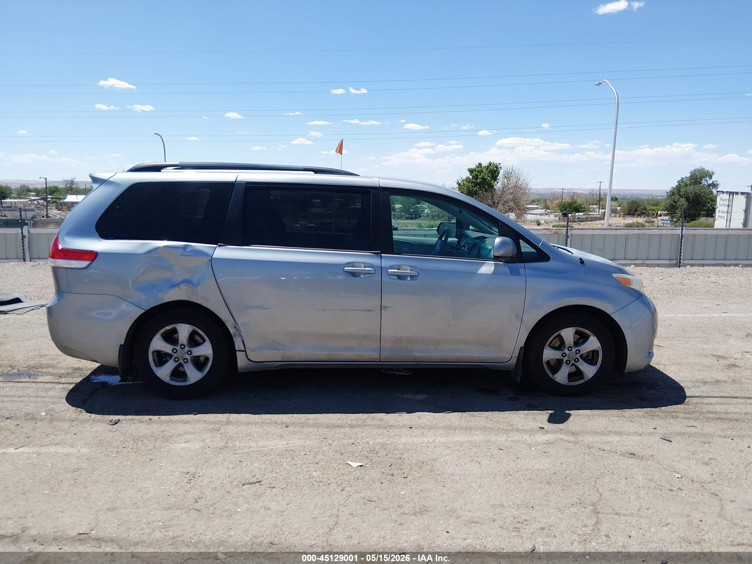 2011 Toyota Sienna Le V6 Silver vin: 5TDKK3DC7BS143682