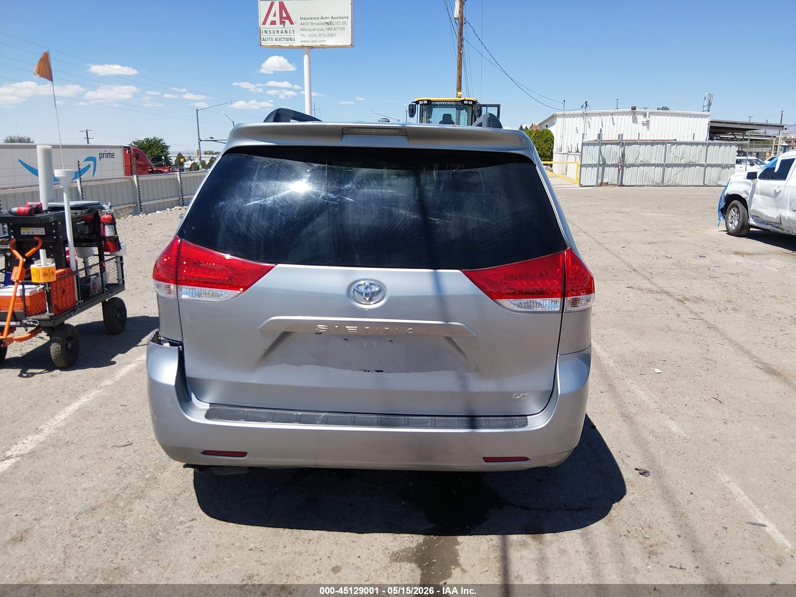 2011 Toyota Sienna Le V6 Silver vin: 5TDKK3DC7BS143682