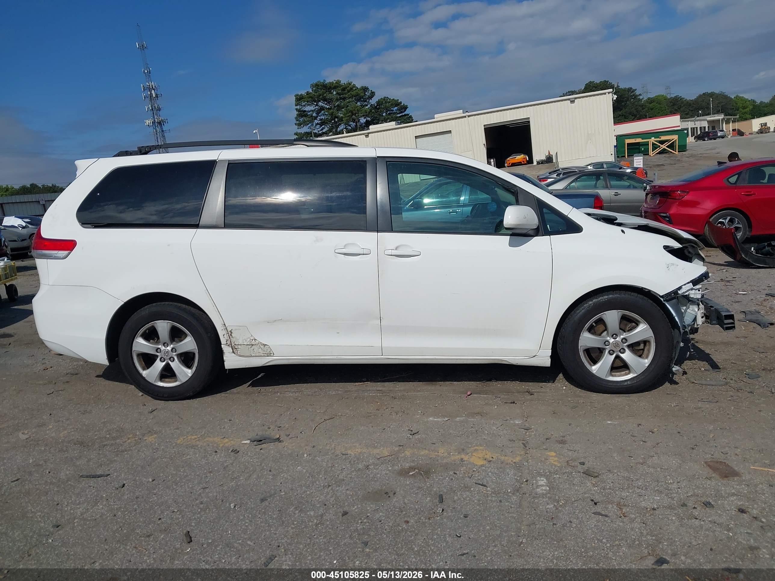 2011 Toyota Sienna Le V6 White vin: 5TDKK3DC7BS154410