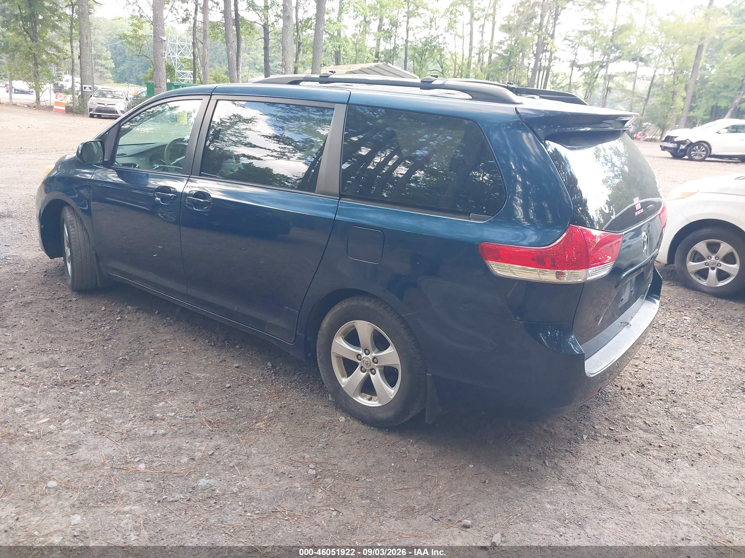 2011 Toyota Sienna Le V6 Blue vin: 5TDKK3DC7BS172339