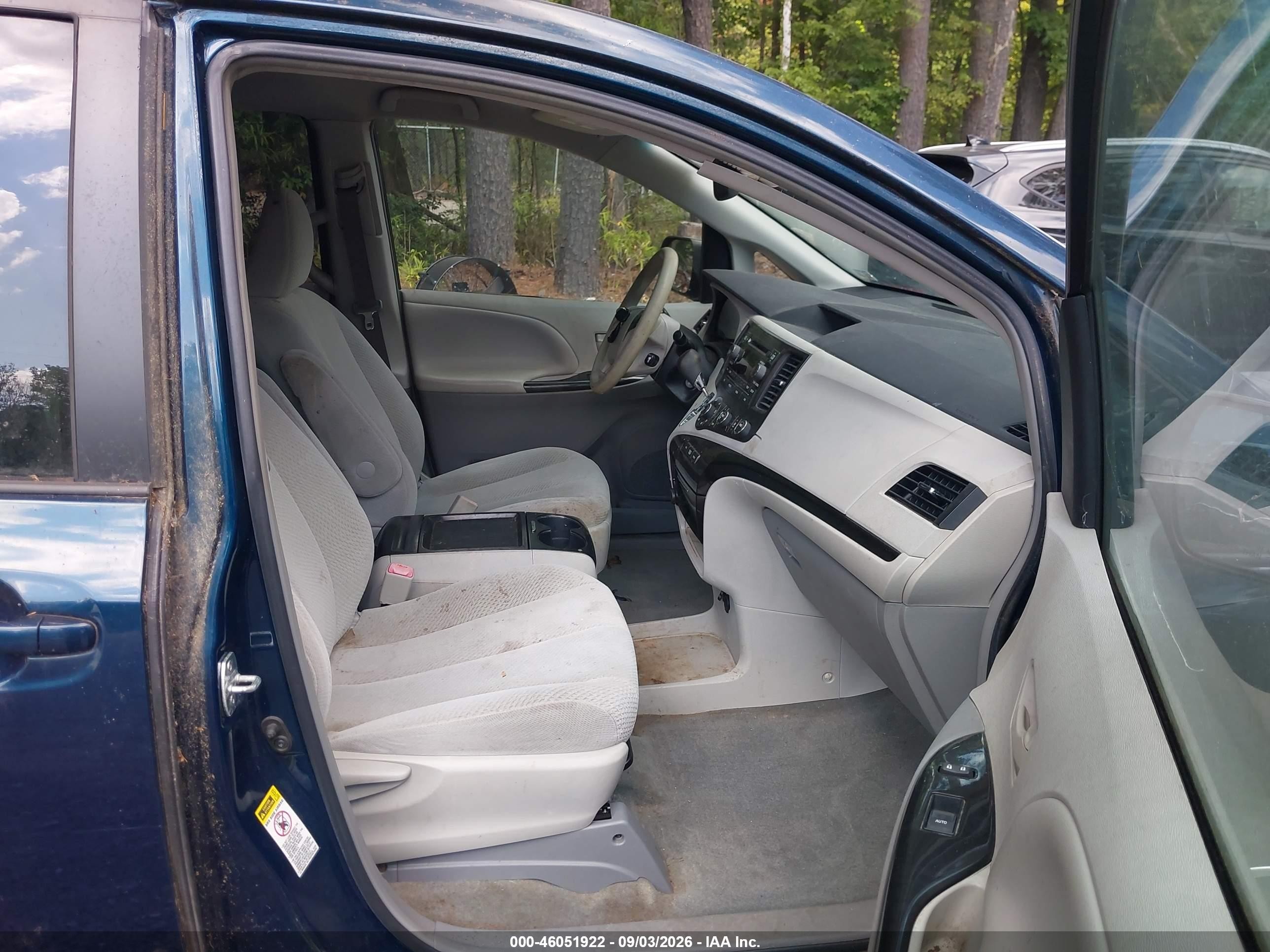2011 Toyota Sienna Le V6 Blue vin: 5TDKK3DC7BS172339